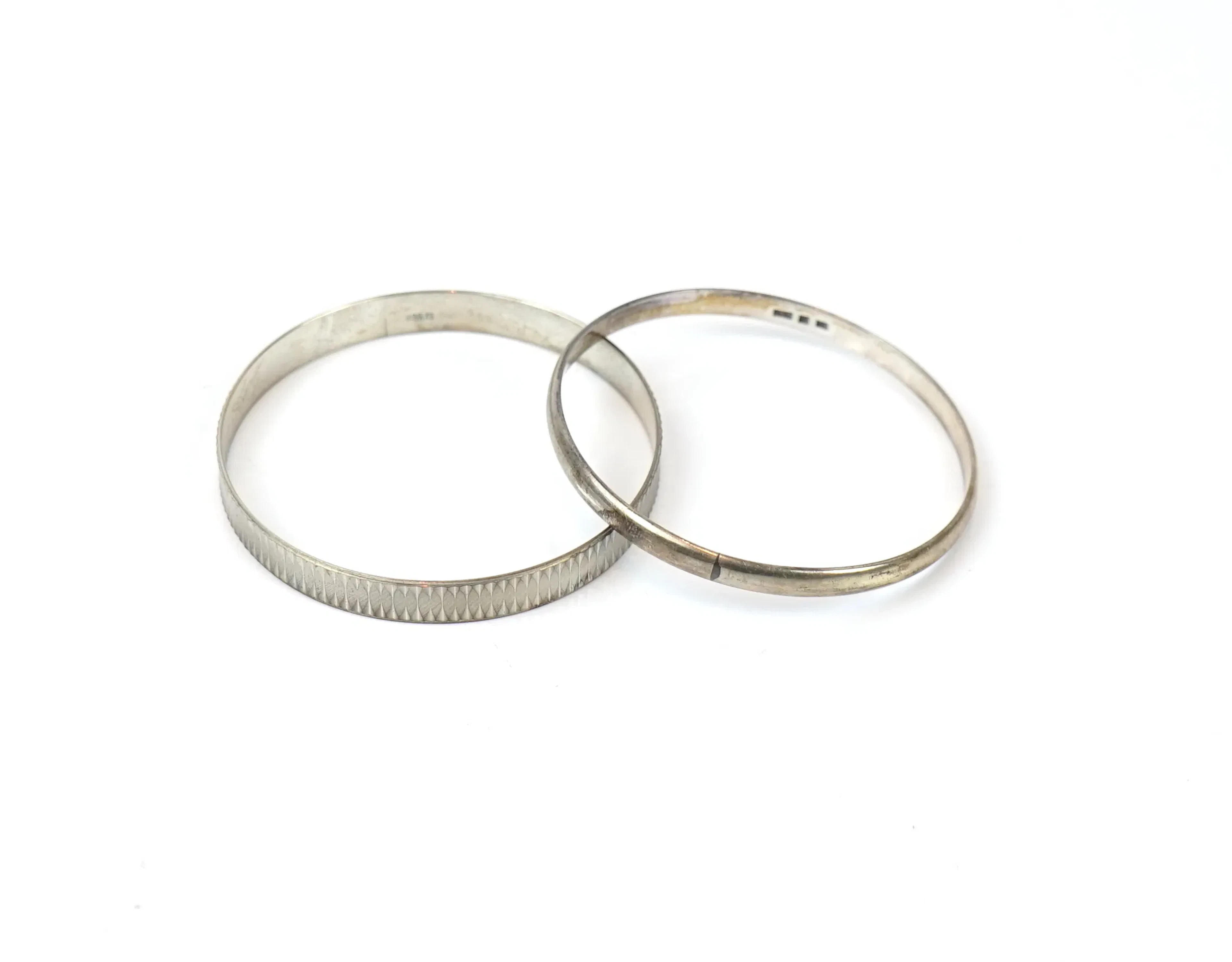 Pulseras, 2 piezas, rígida, plateada.