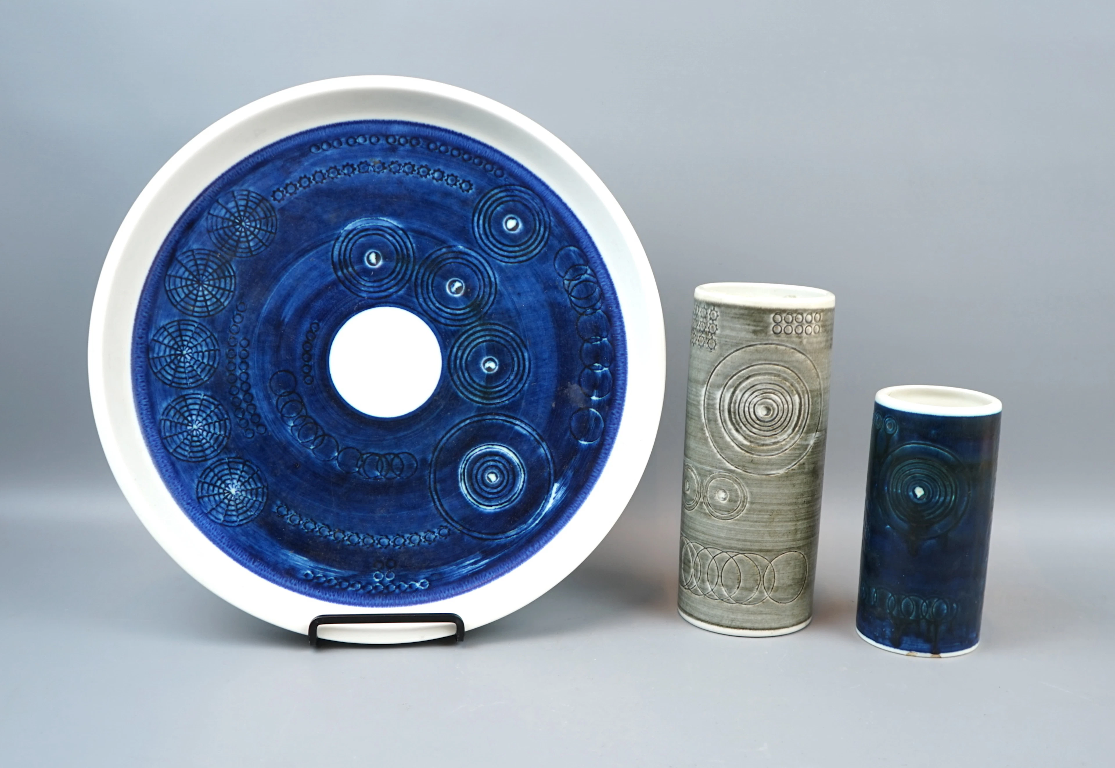 Olle Alberius, un plato y jarrón de cerámica de 3 piezas, ''Sarek'', Rörstrand.