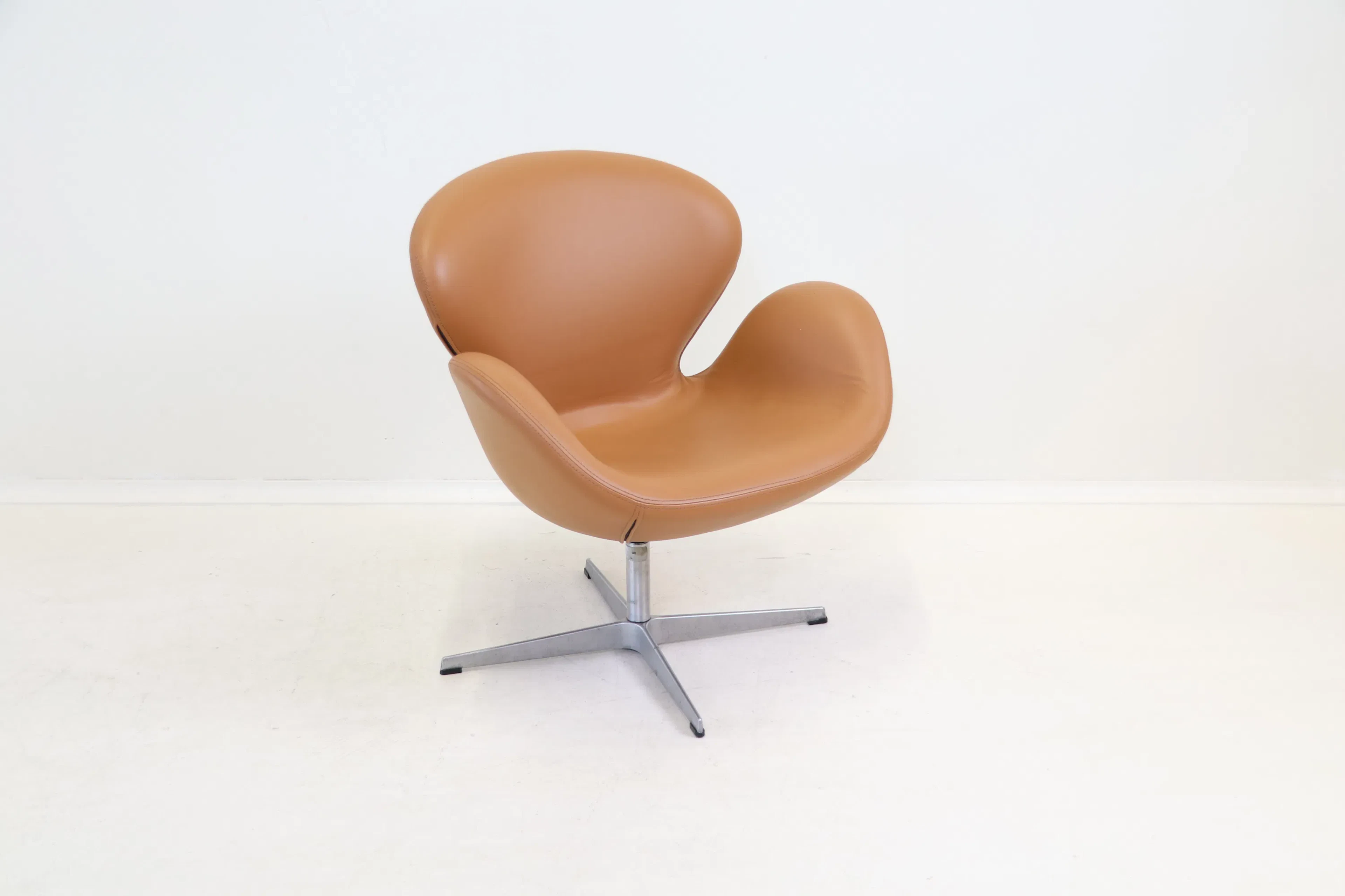 Arne Jacobsen, un sillón giratorio, cuero/metal, "El Cisne", Fritz Hansen.