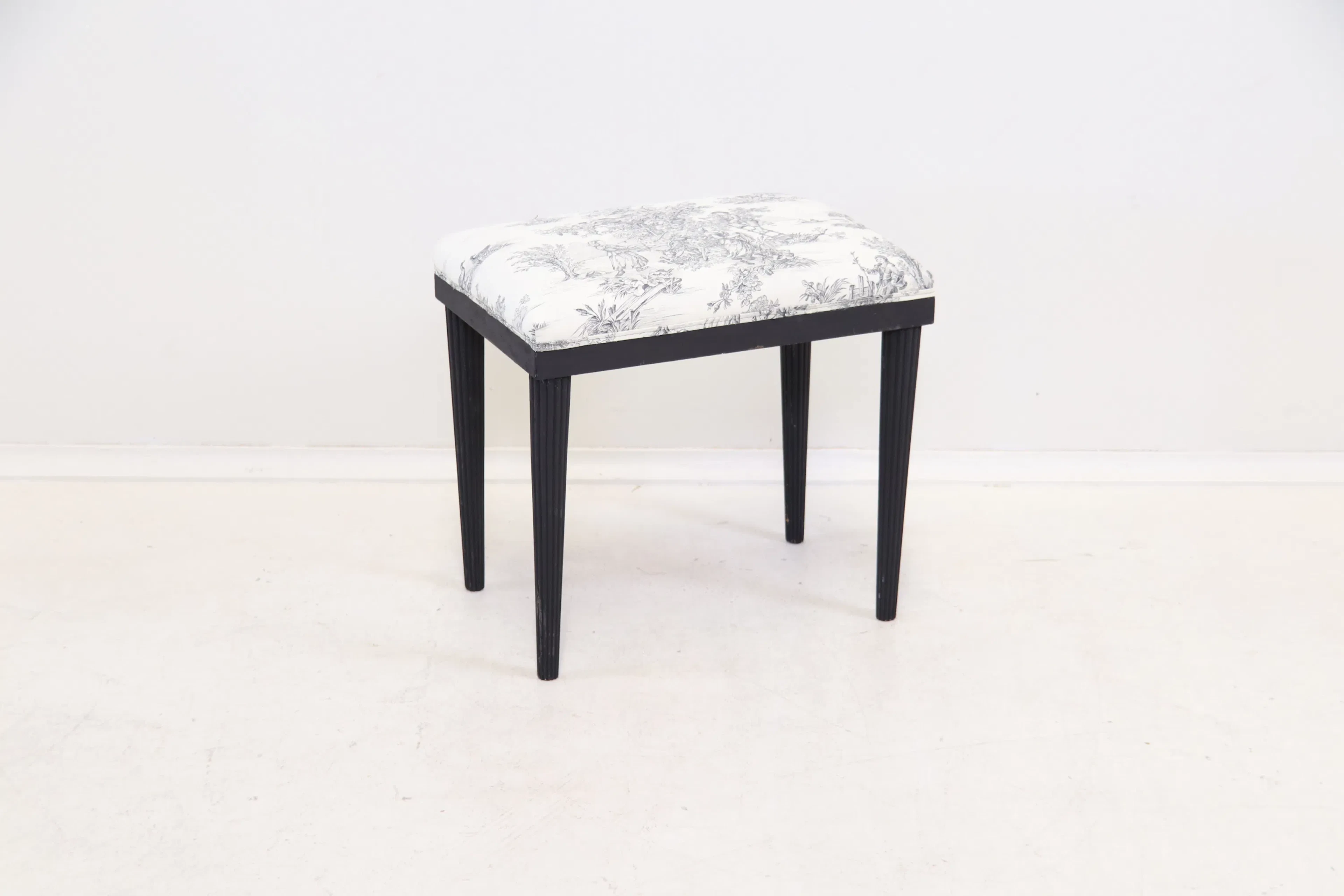 Taburete, madera/textil, tapizado en tela "Toile de Jouy".