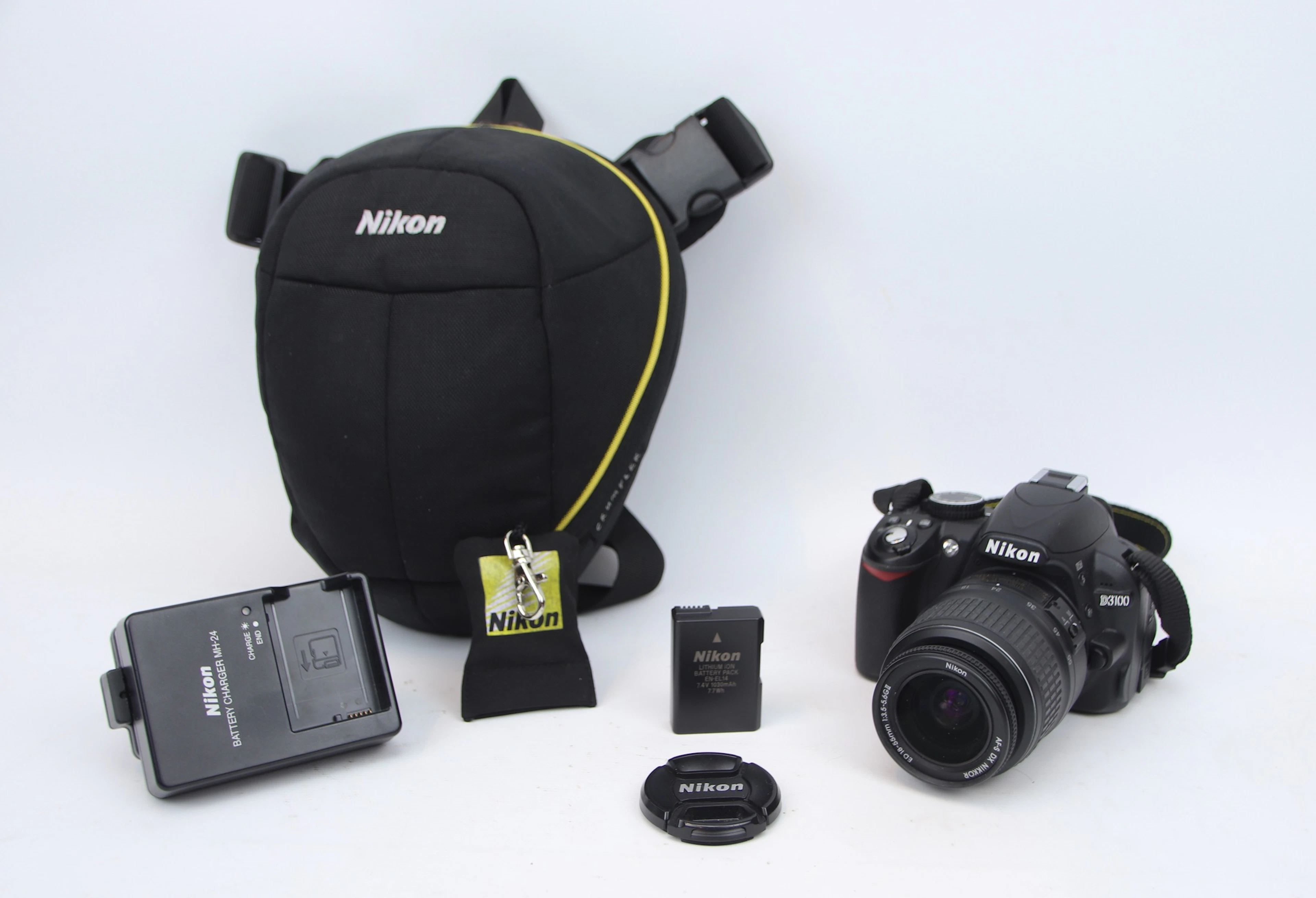 Fotocamera, Nikon D3100, con accessori.