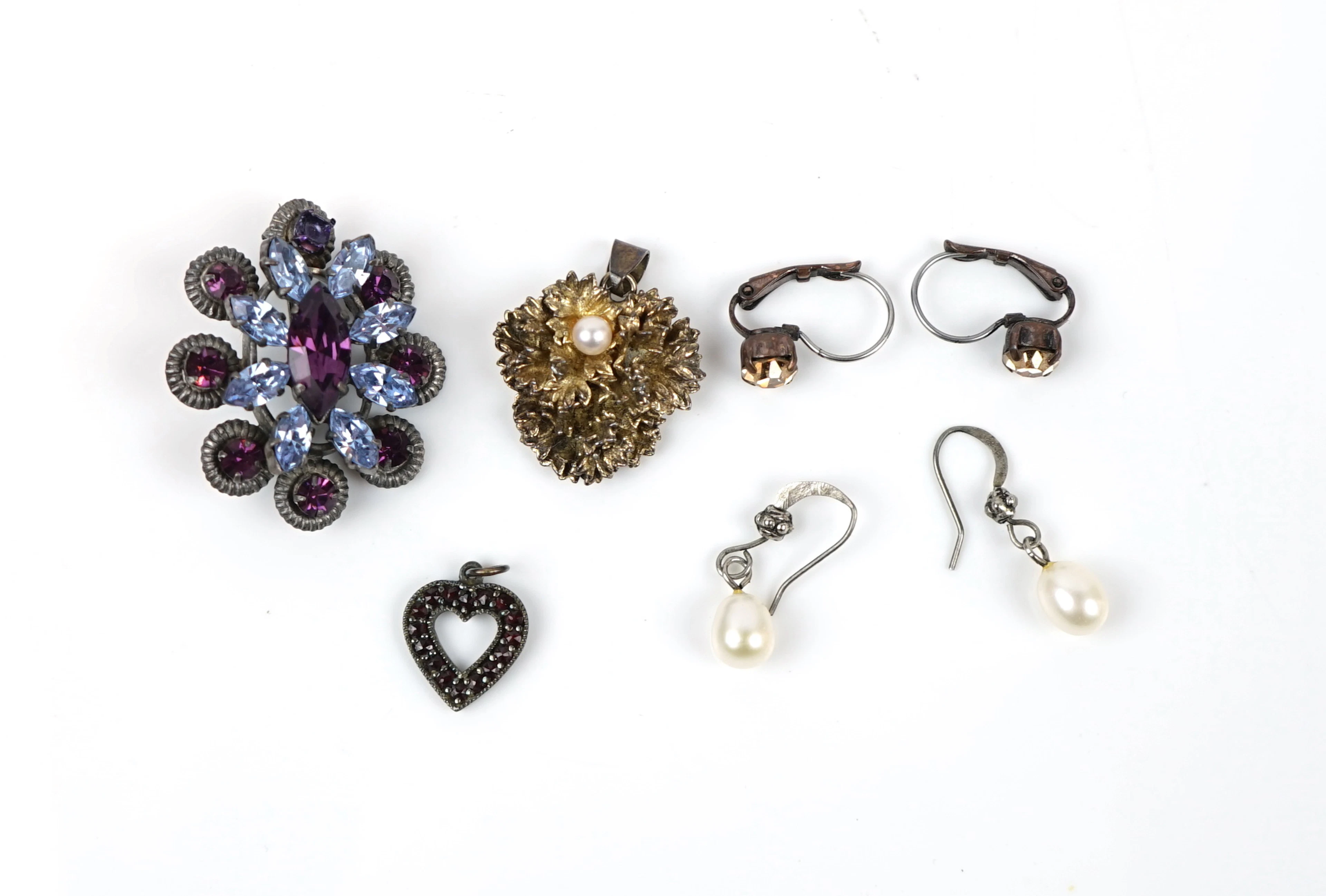 Spilla, ciondoli e orecchini, 7 pezzi, argento/metallo, inclusa ''Flora Danica''.