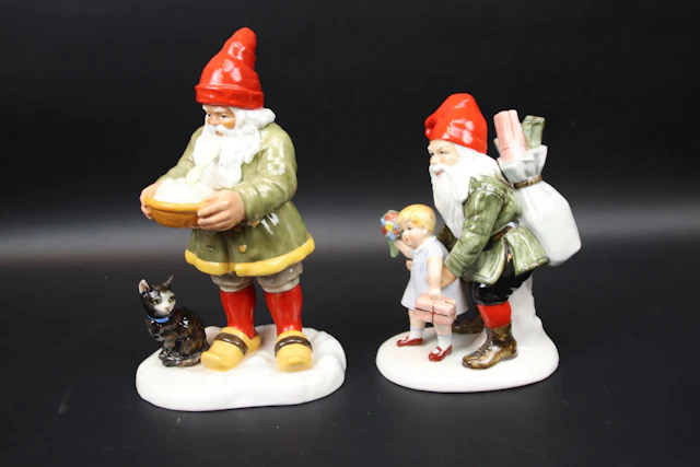 Jenny Nyström, 2 figurillas de porcelana, Museo del Condado de Kalmar.