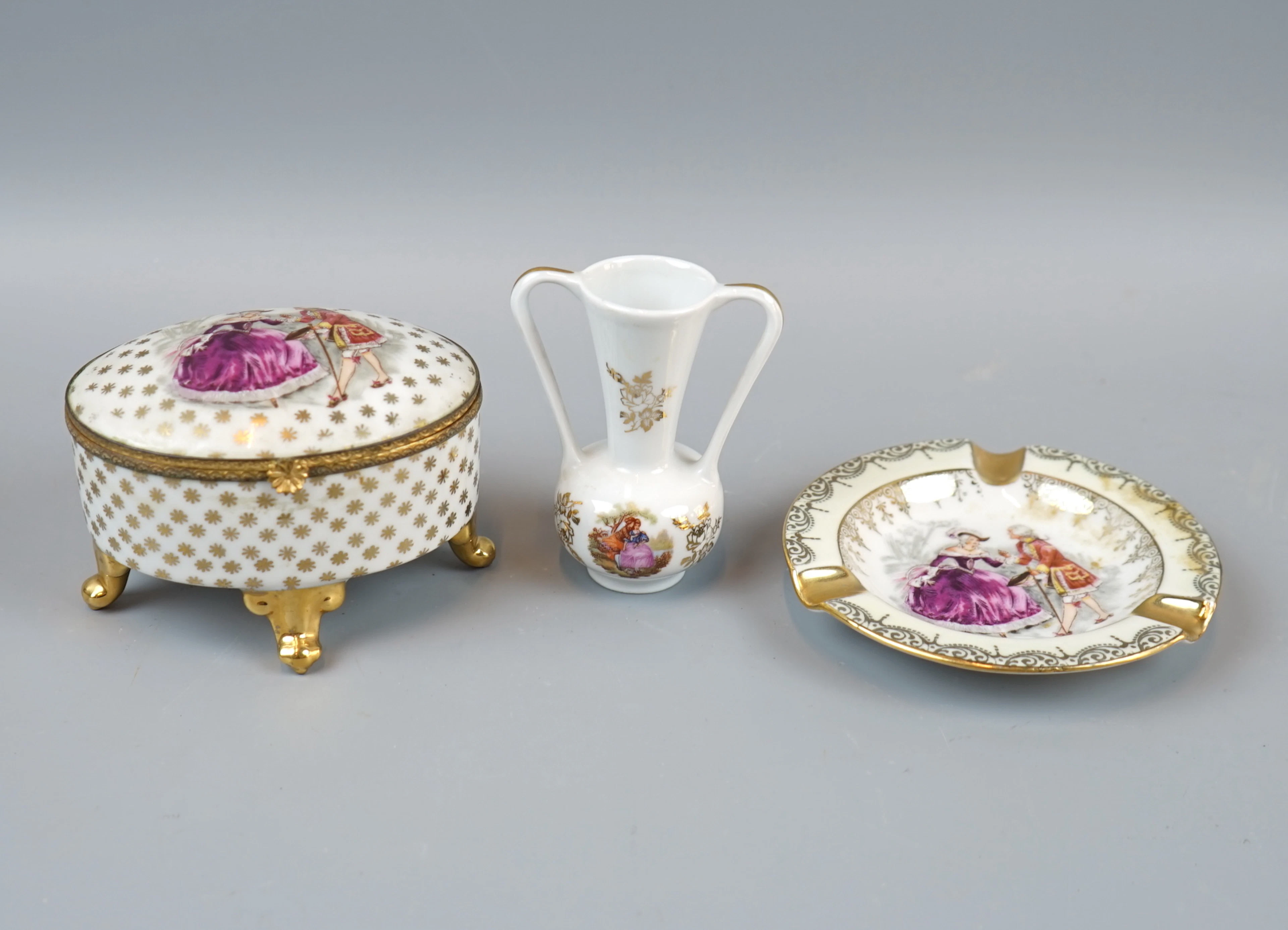 Cenicero, caja y jarrón en miniatura, porcelana, Limoges, Francia.