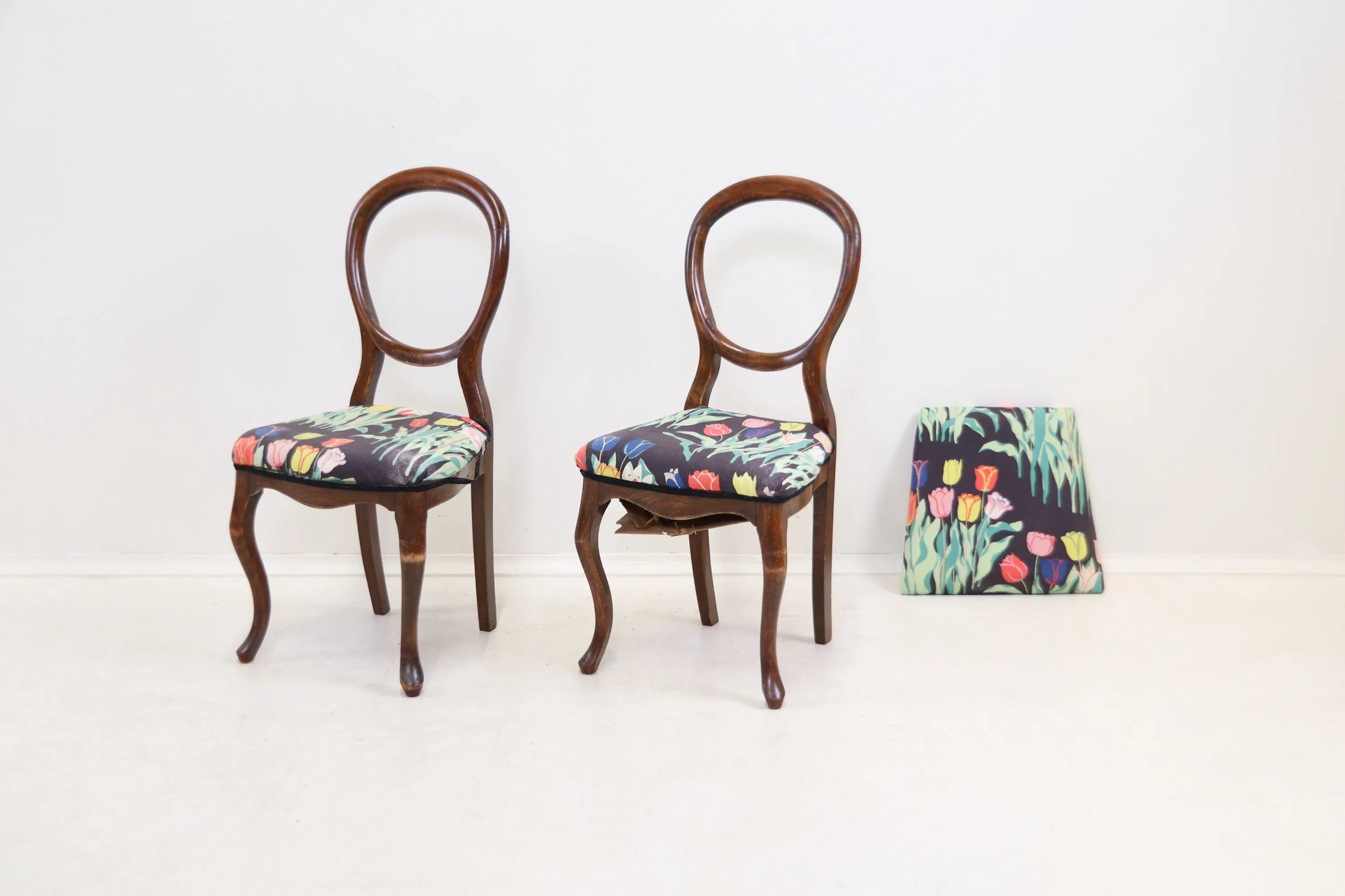 Sedie, un paio, mogano/tessutile, imbottite con "Tulipani" di Josef Frank