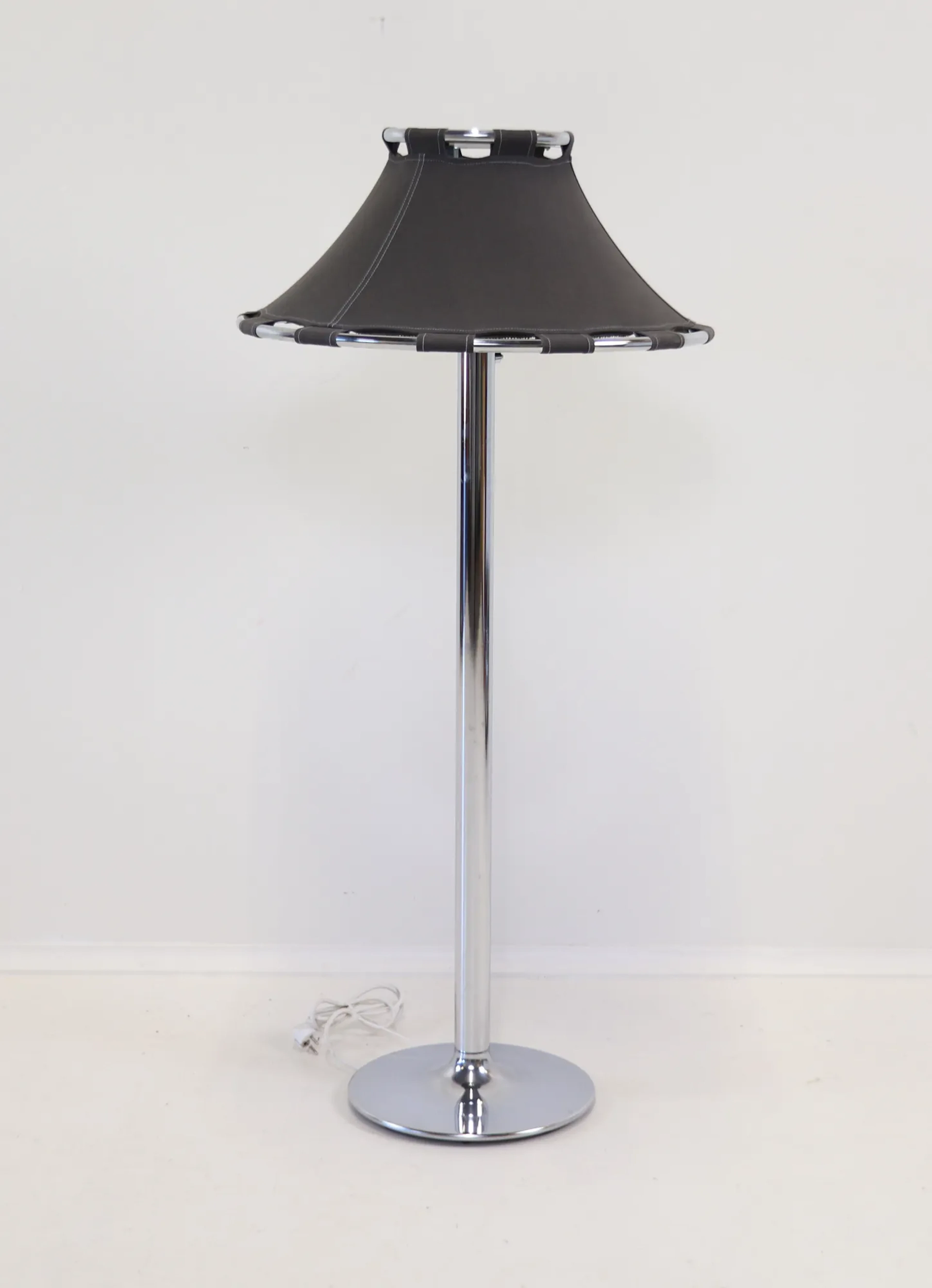 Anna Ehrner, una lampada da terra, cromo/tessile, "Anna", Ateljé Lyktan.