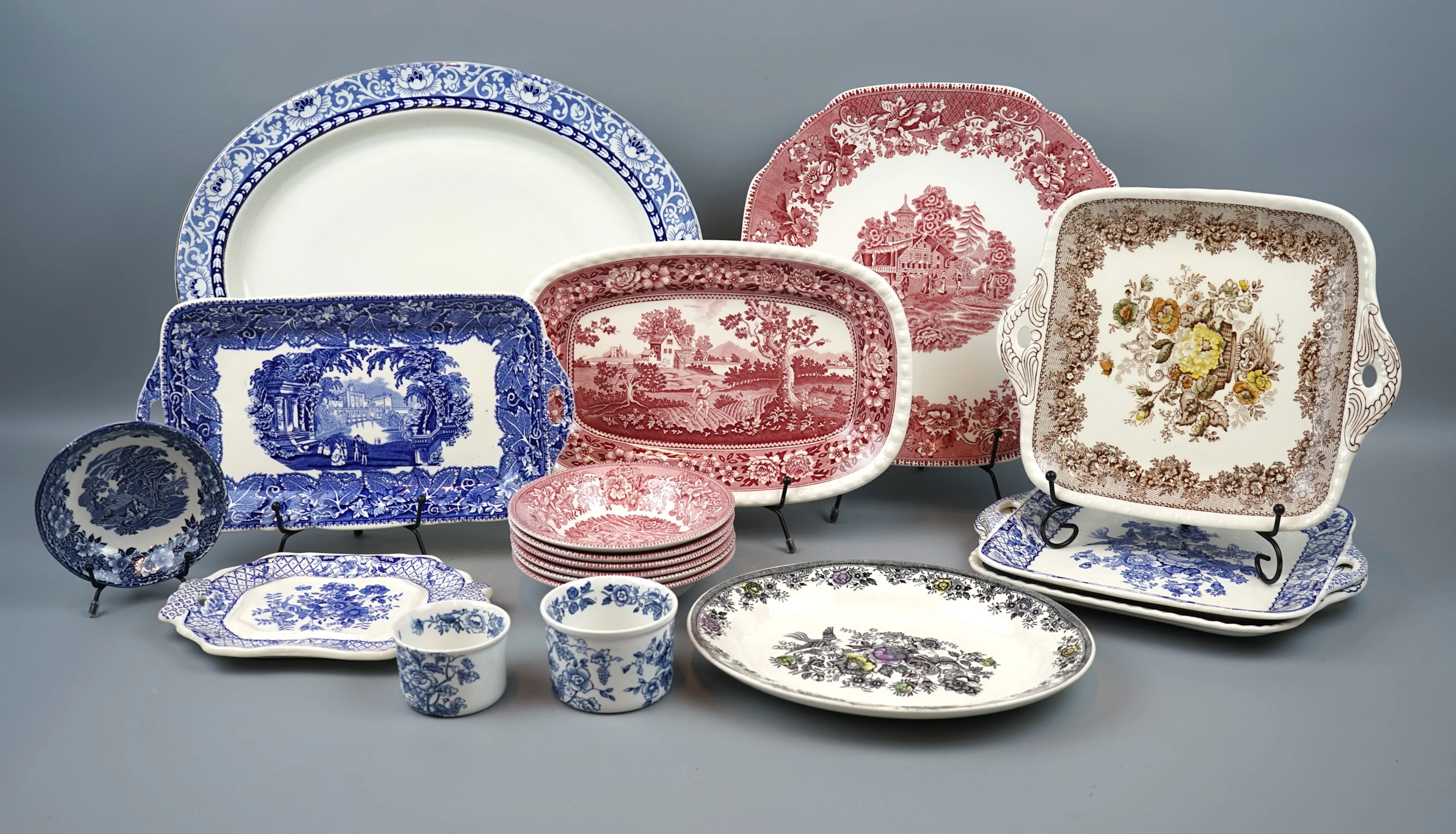 Plats de service, etc., 18 pièces, porcelaine, principalement anglais.