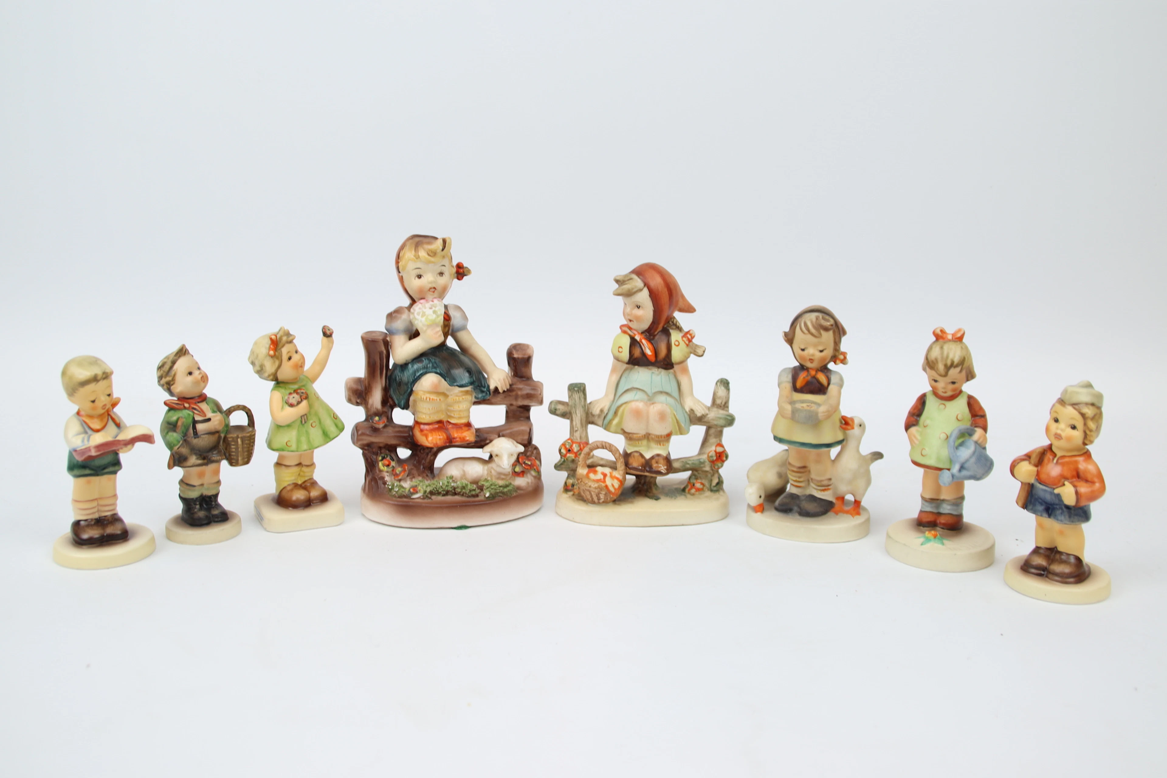 Figurine, 8 in porcellana, per lo più Goebel.