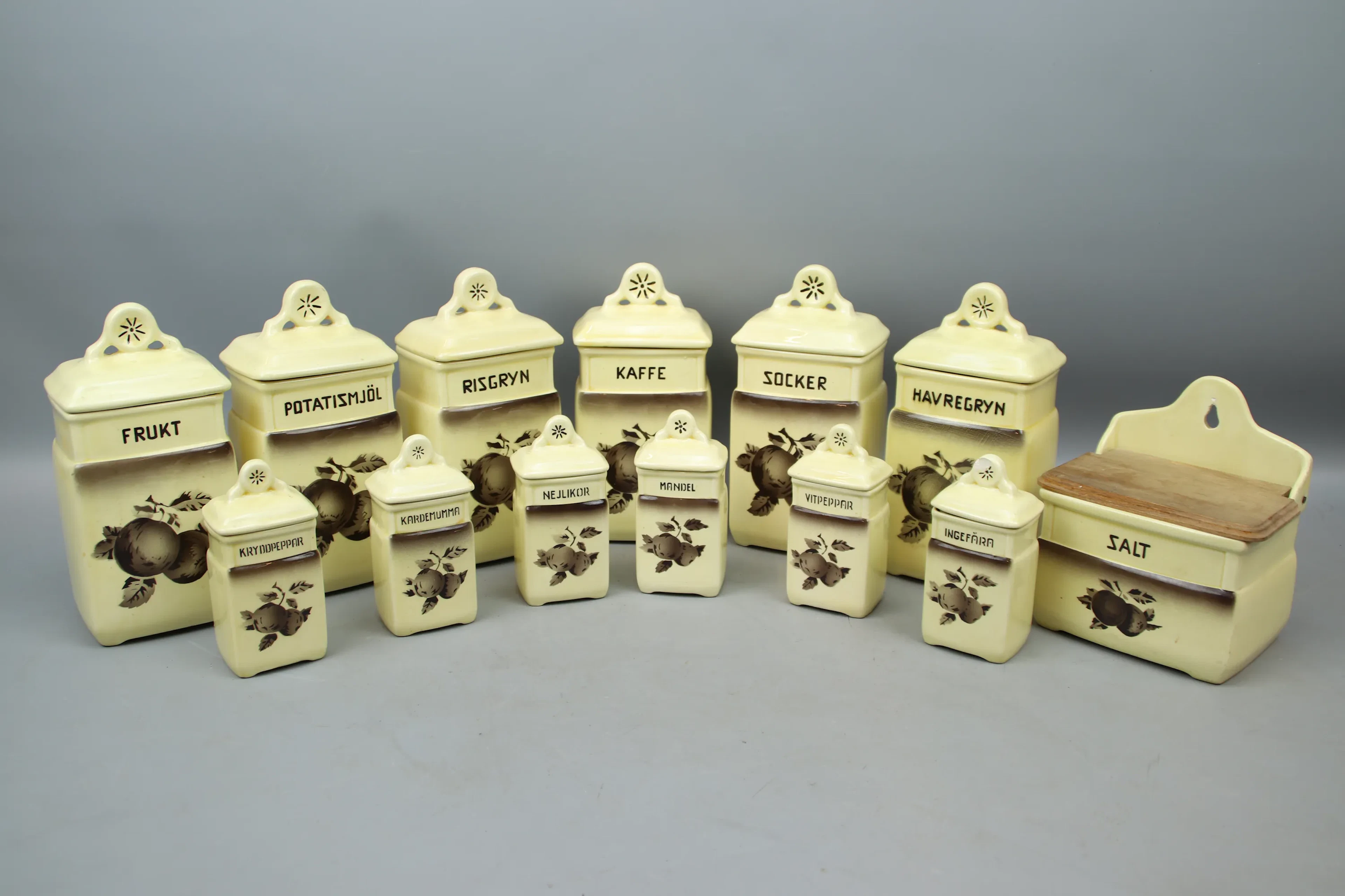 Scatole di caramelle, 13 pezzi, ceramica.