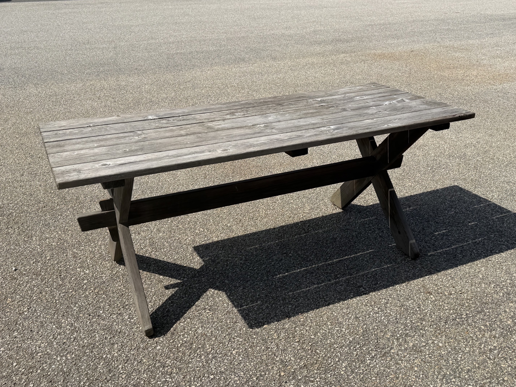 Mesa de jardín, de madera.