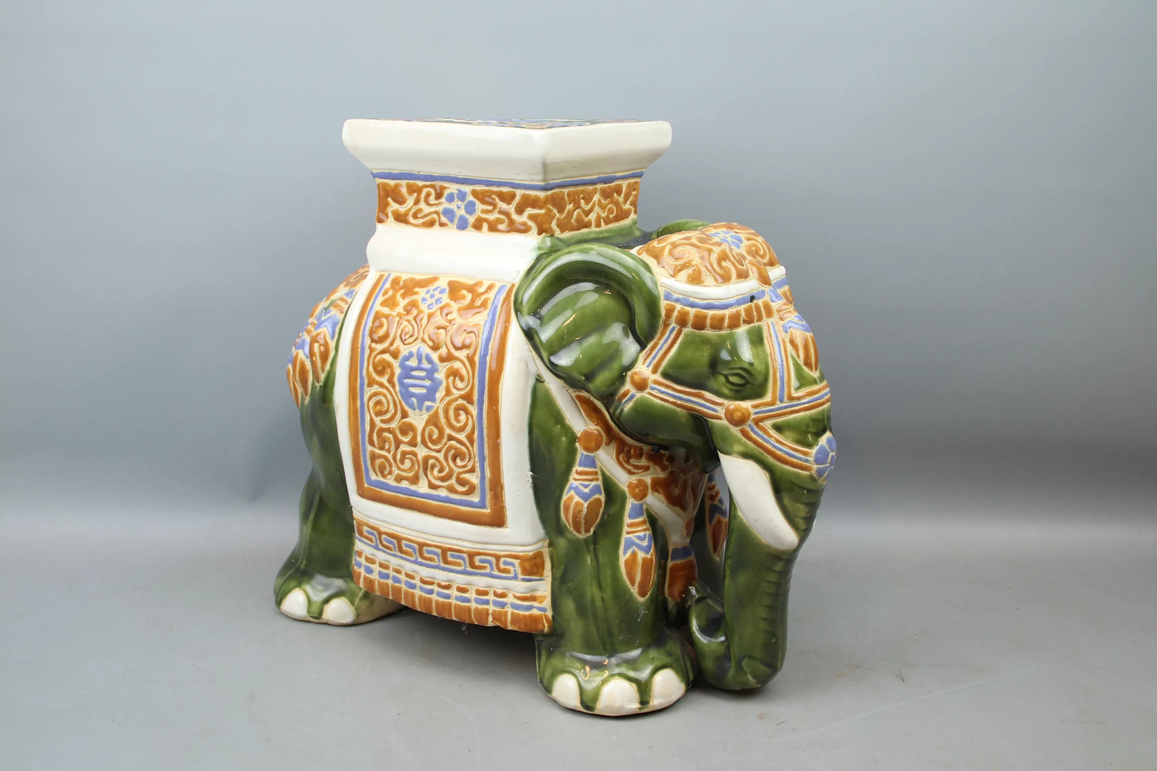 Sockel, Elefant, Porzellan.