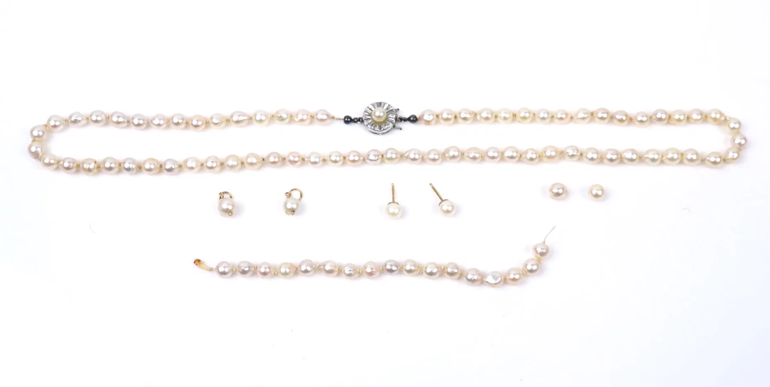 Collar de perlas con cierre de plata.