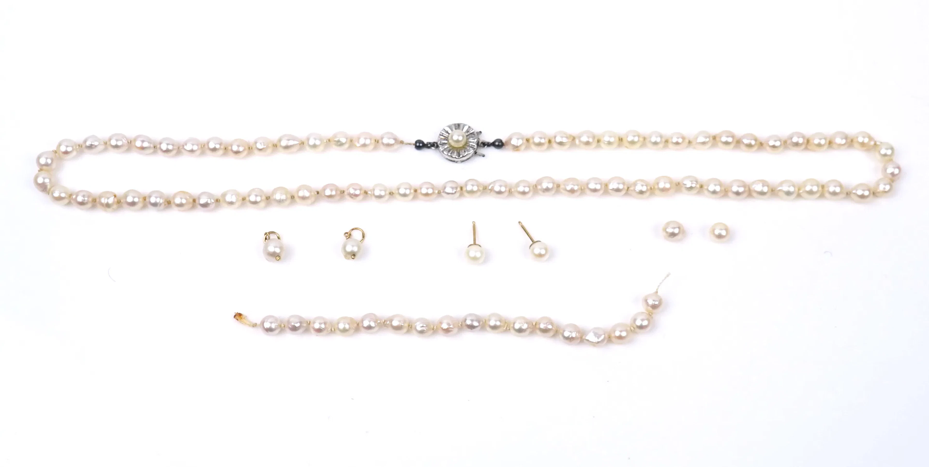 Collar de perlas con cierre de plata.
