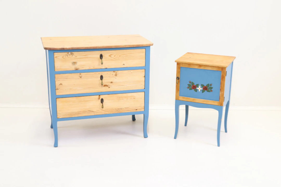 Comò e comodini, legno.