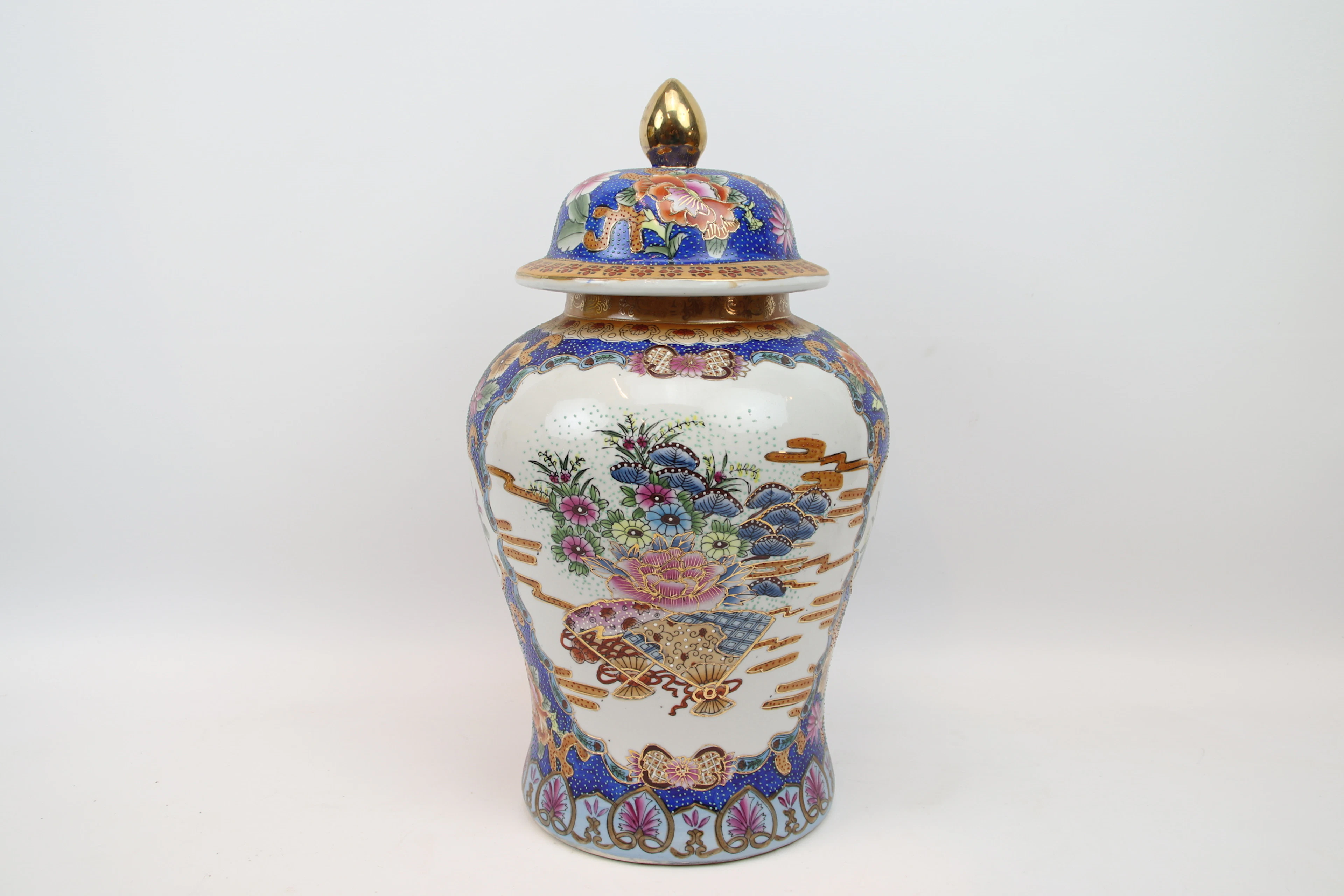 Urna señuelo, porcelana, China.