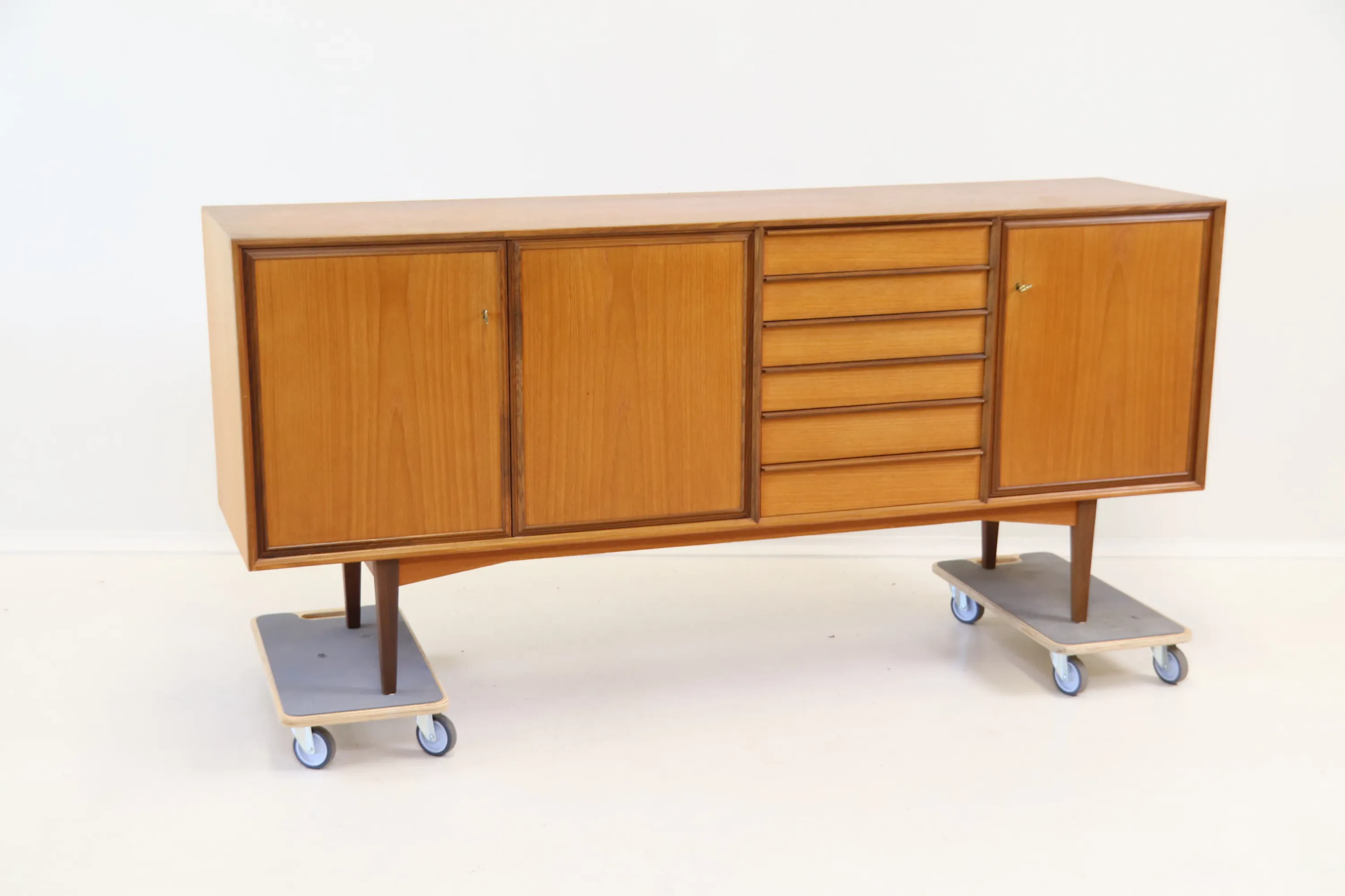 Sideboard, 2 Schränke, 6 Schubladen, Teakholz, zweite Hälfte des 20. Jahrhunderts.