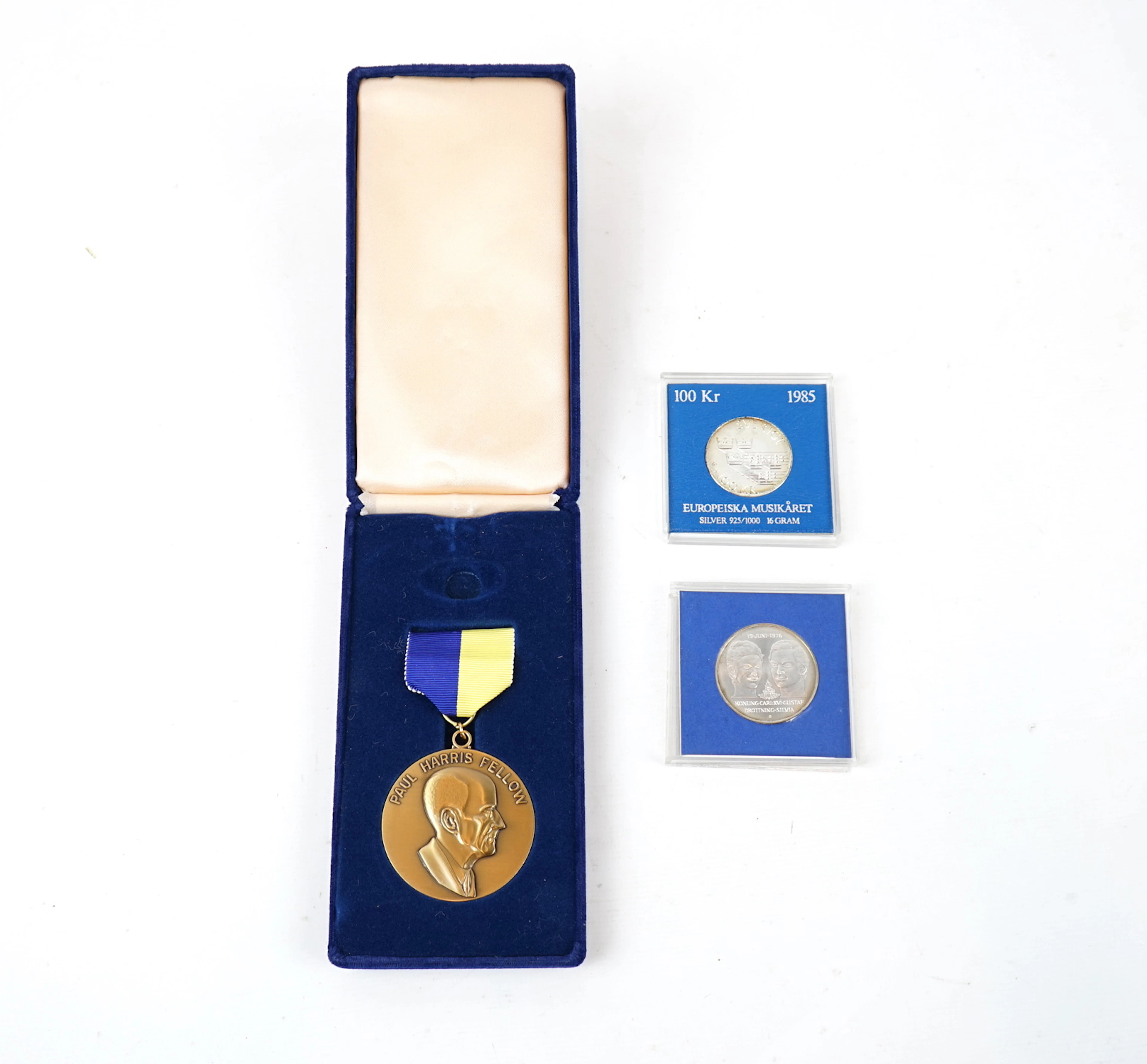 Medaglia e moneta commemorativa, 3 pezzi.