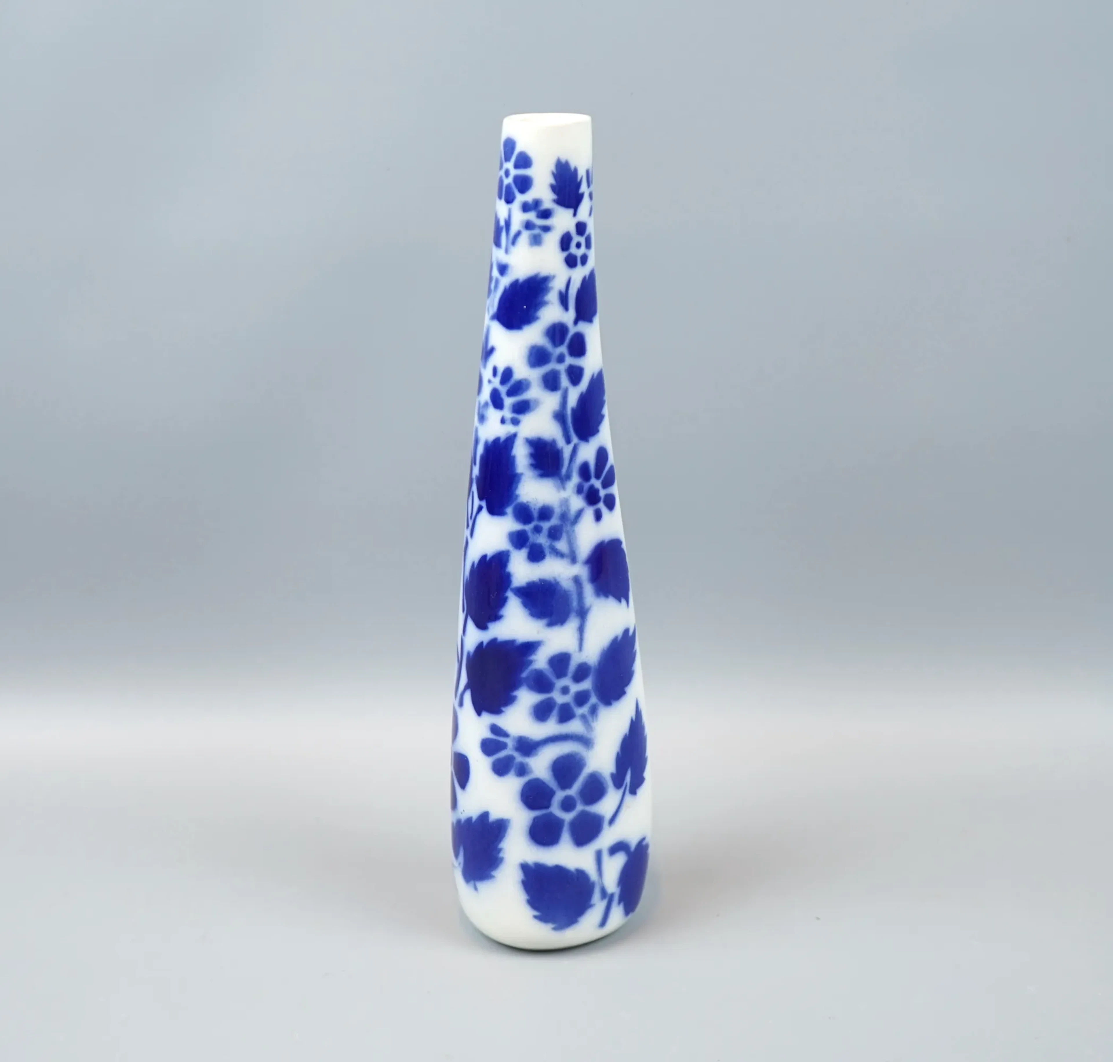 Un vase en porcelaine de Lillemor Mannerheim intitulé « Narcissus », Gefle.