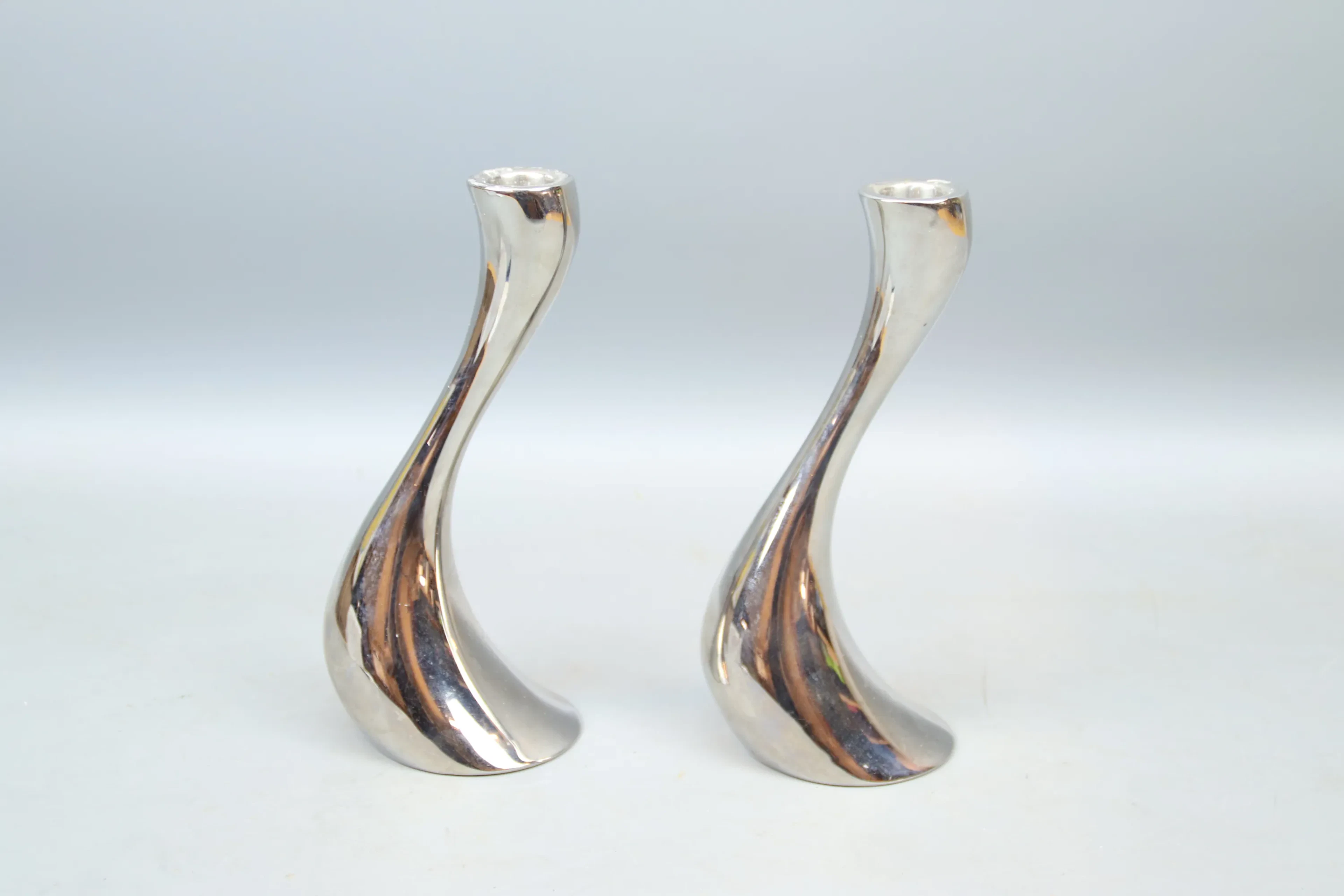 Constantin Wortmann, "Cobra", un par de candelabros metálicos, Georg Jensen.