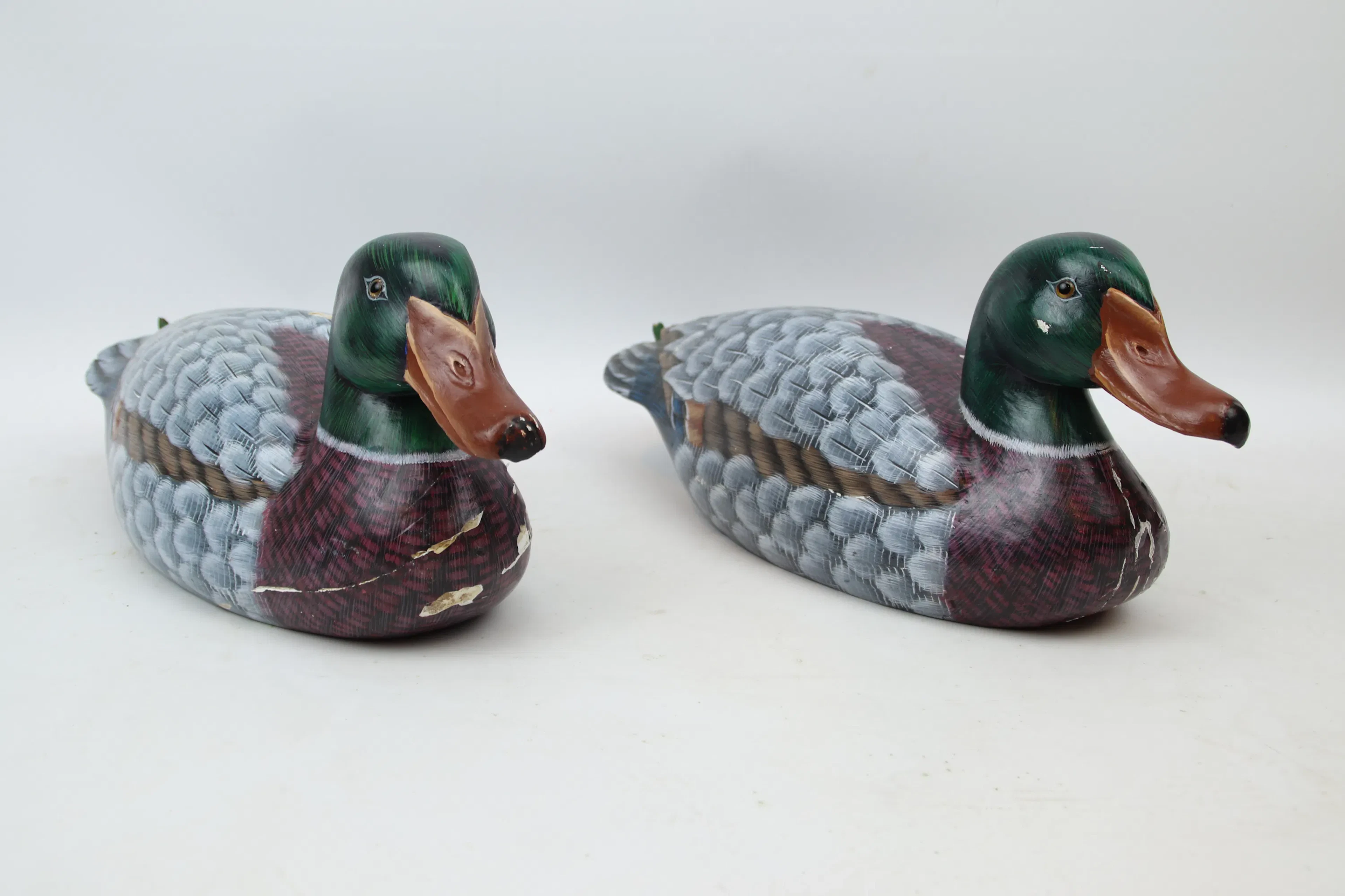 Manoplas, 2 piezas, madera tallada y pintada.