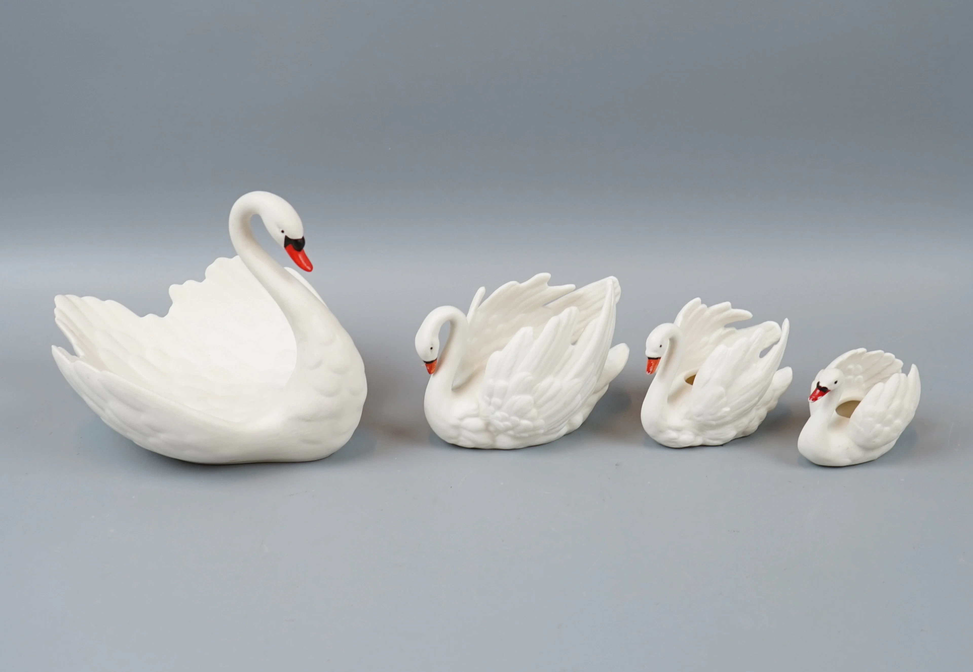 Bowl/figurines, 4 pieces, swans, bisque porcelain, Goebel.