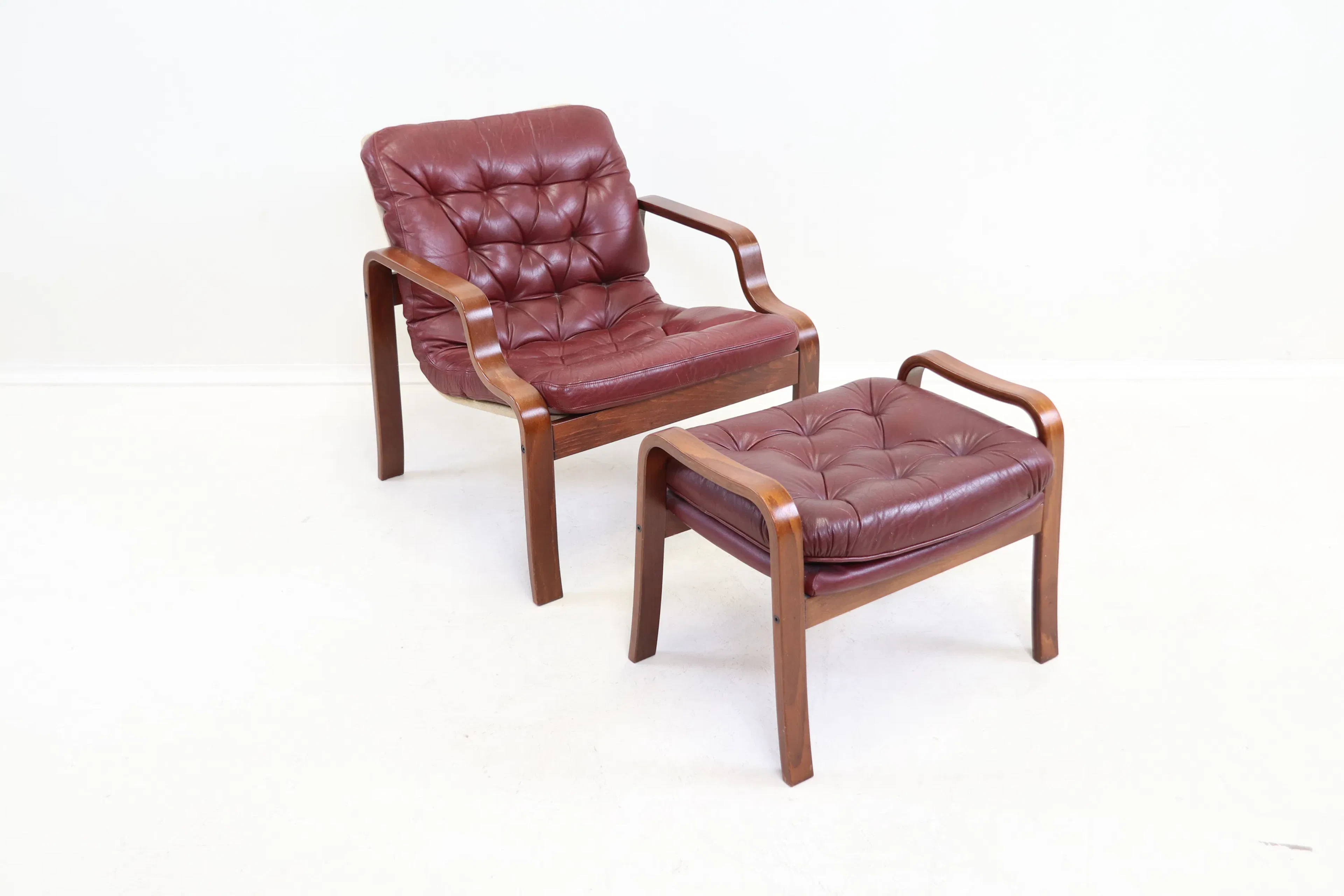 Poltrona con sgabello, pelle/legno.