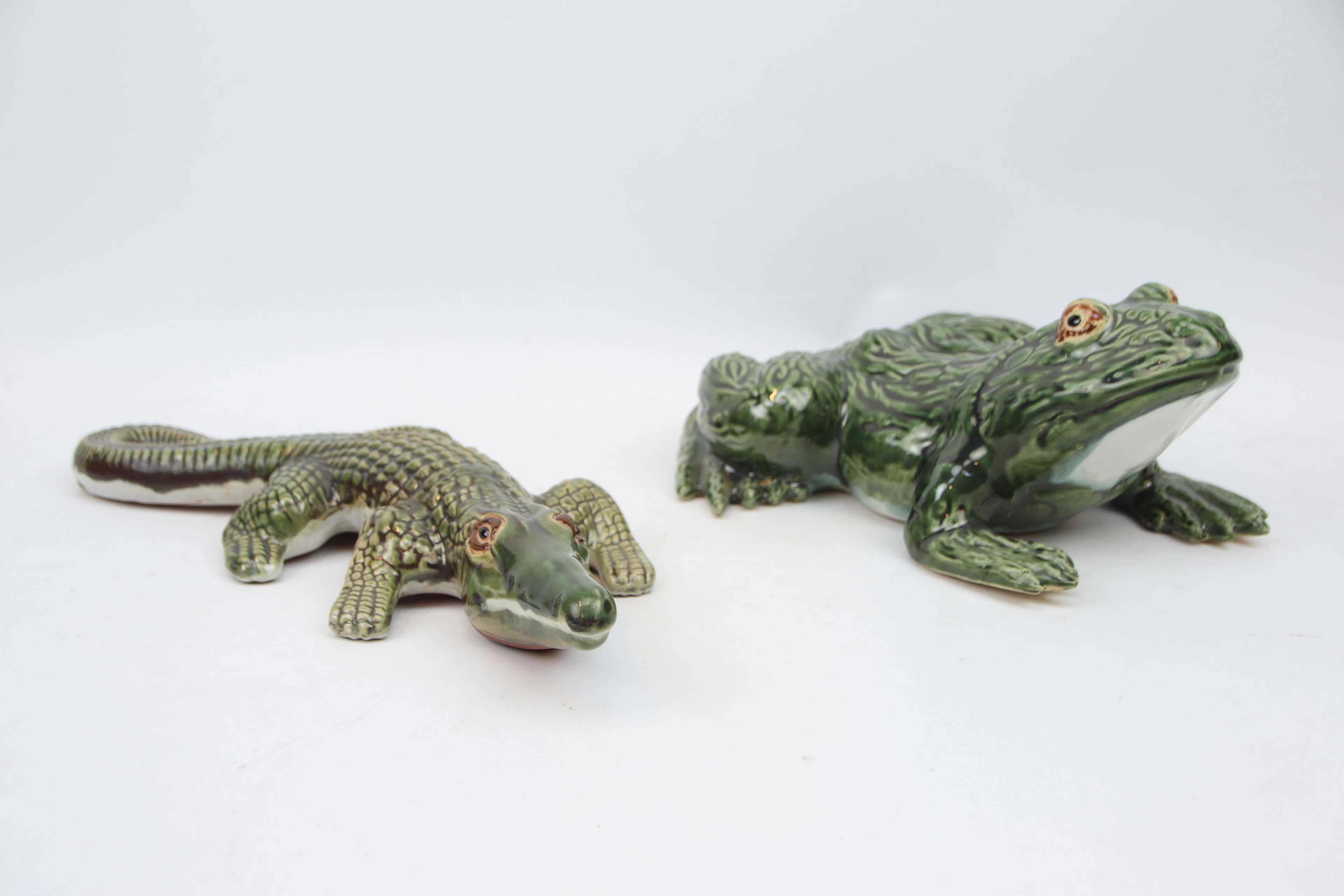 Dekorative Objekte, 2 Teile, Frosch und Krokodil, Keramik.