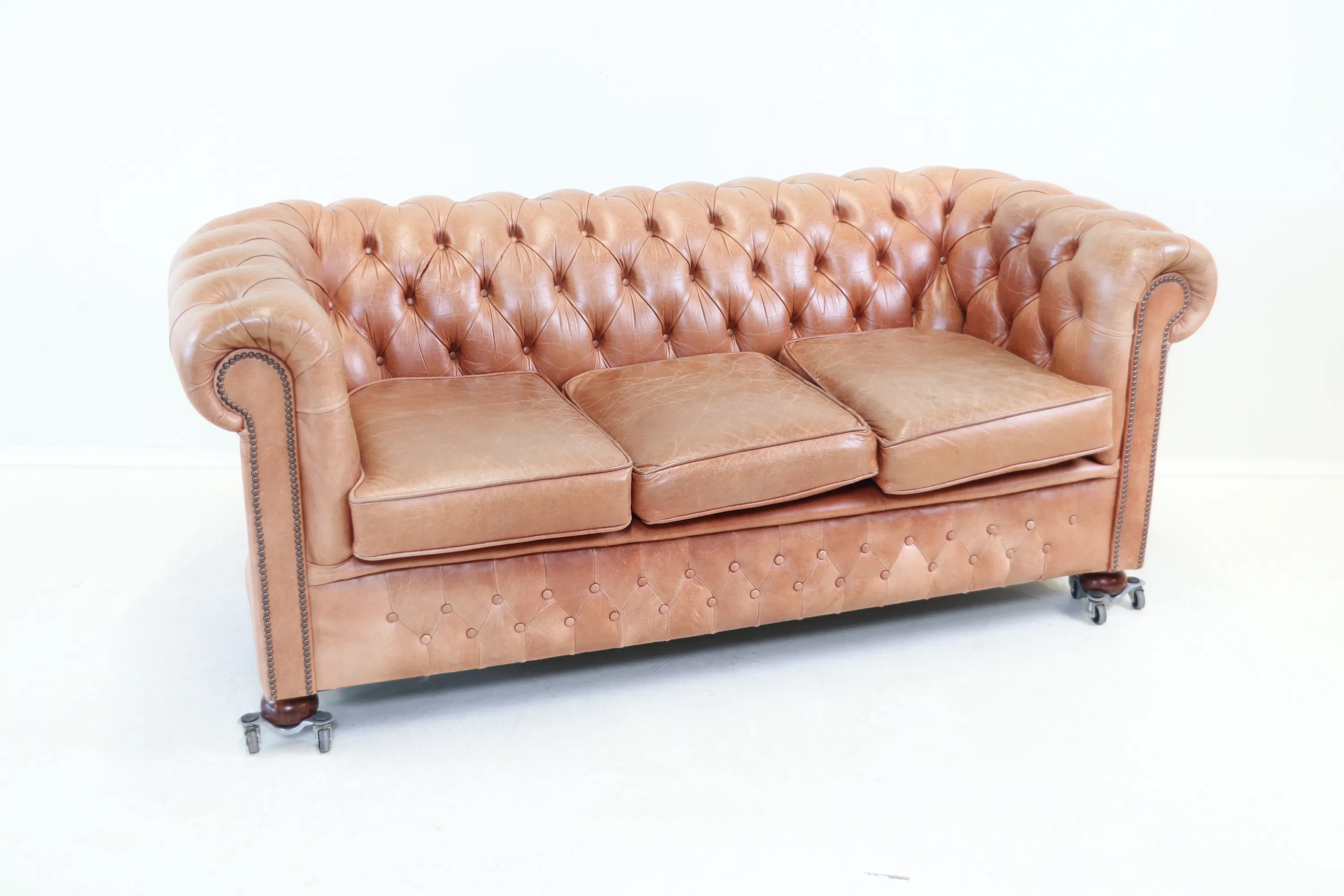 Sofá, modelo Chesterfield, cuero/madera.