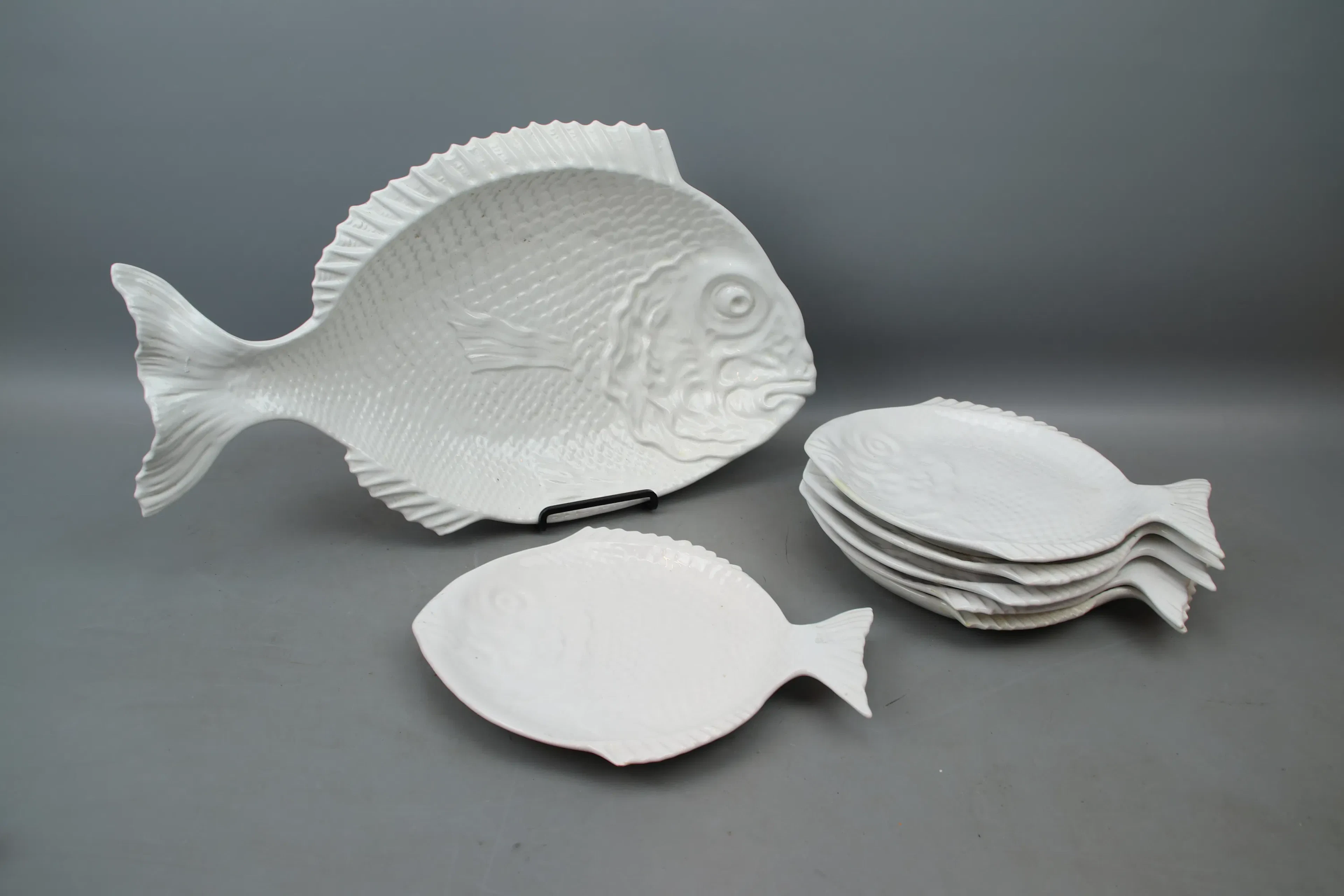 Platos y bandetas de pescado, 1+6 piezas, porcelana, Portugal.