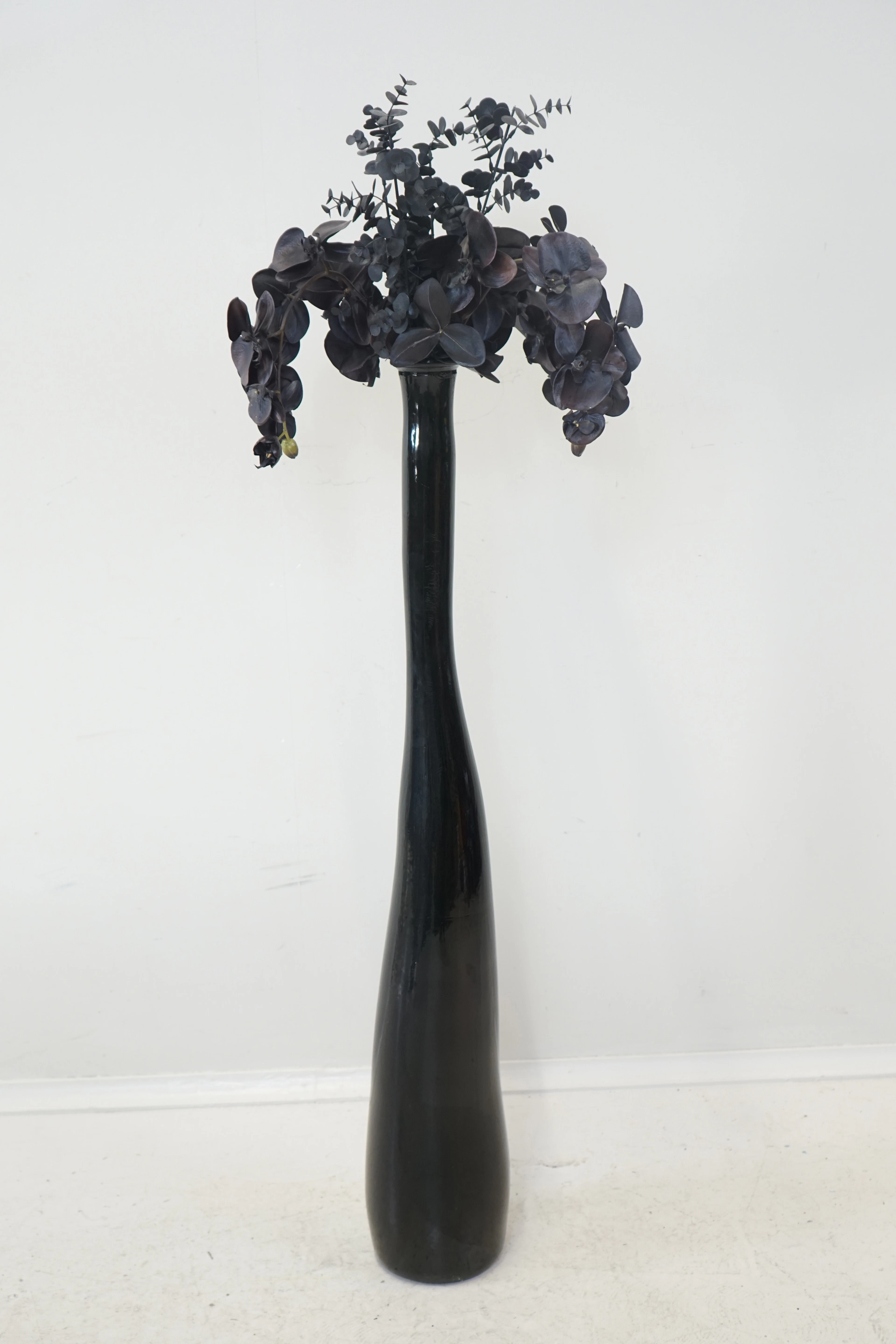 Bodenvase, Keramik, mit Blumen aus Kunststoff.