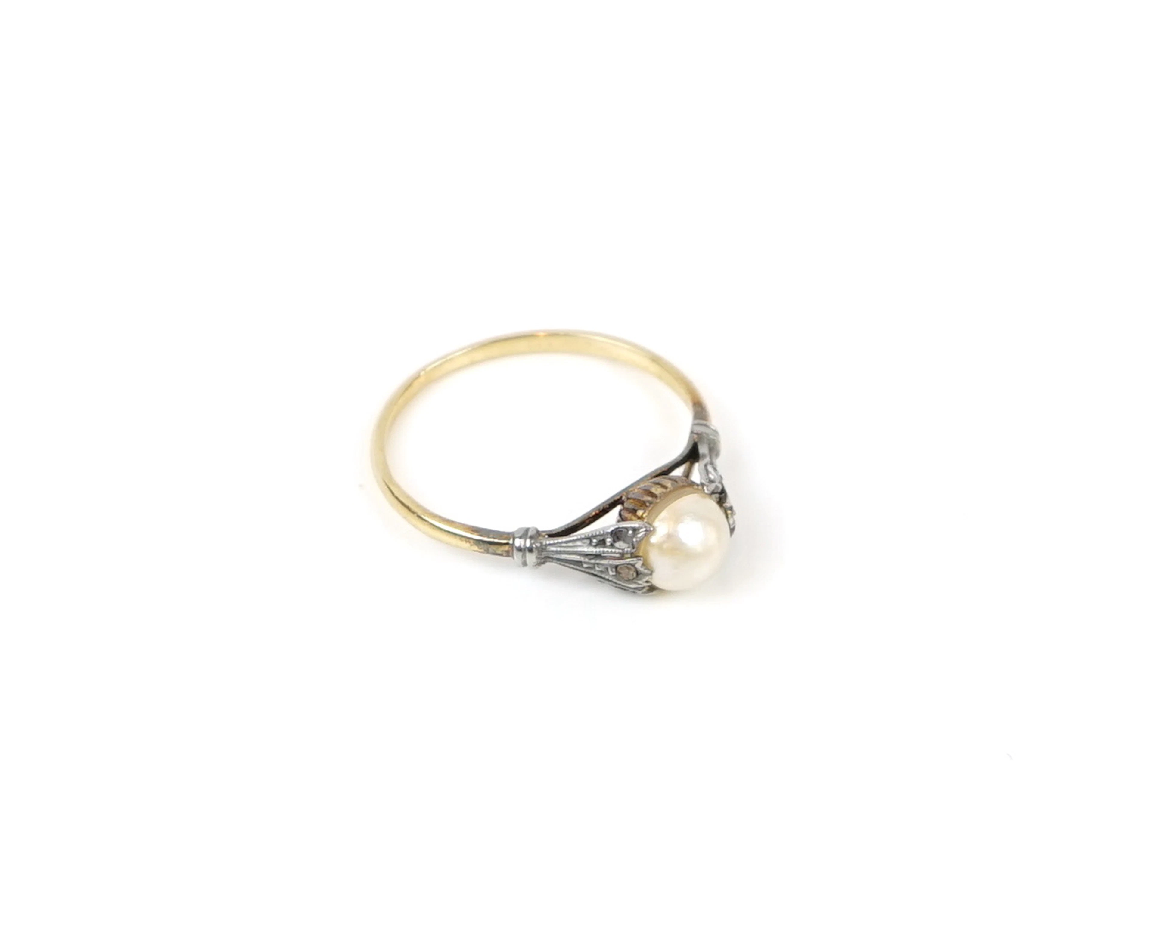 Ring, 9K Gold, mit Perlmutt.