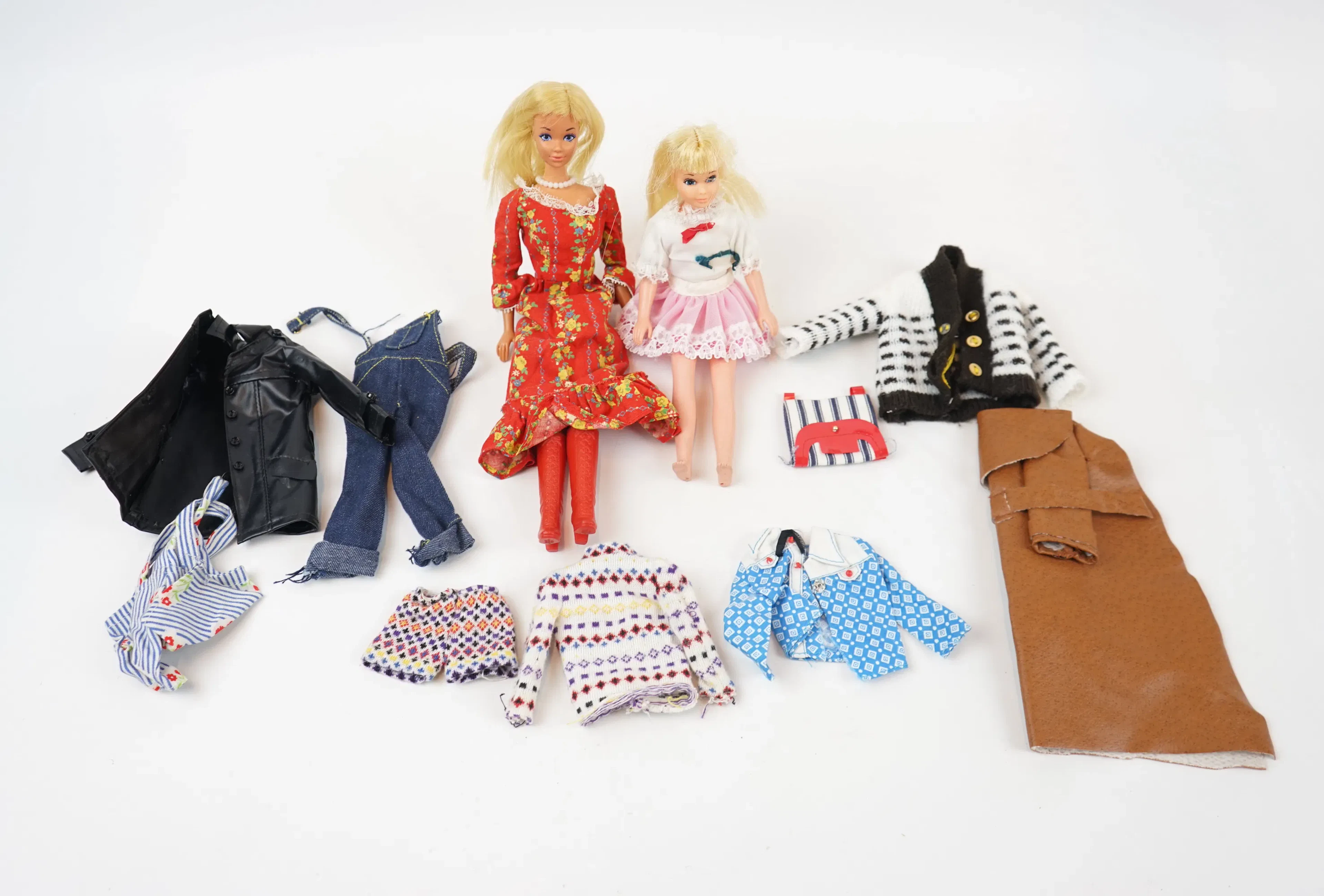 Puppen, Barbie und Skipper, mit Kleidung, ein Grundstück, Mattel, 1966-67.