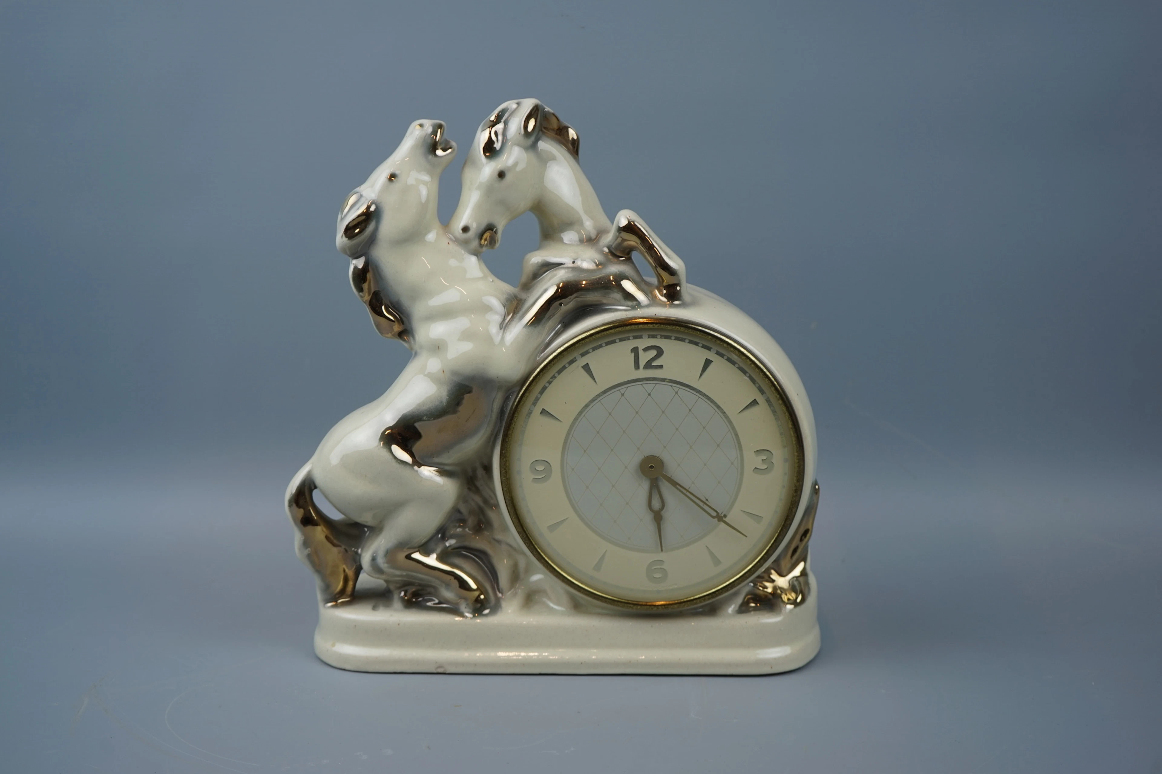 Horloge de table, porcelaine, années 1900.
