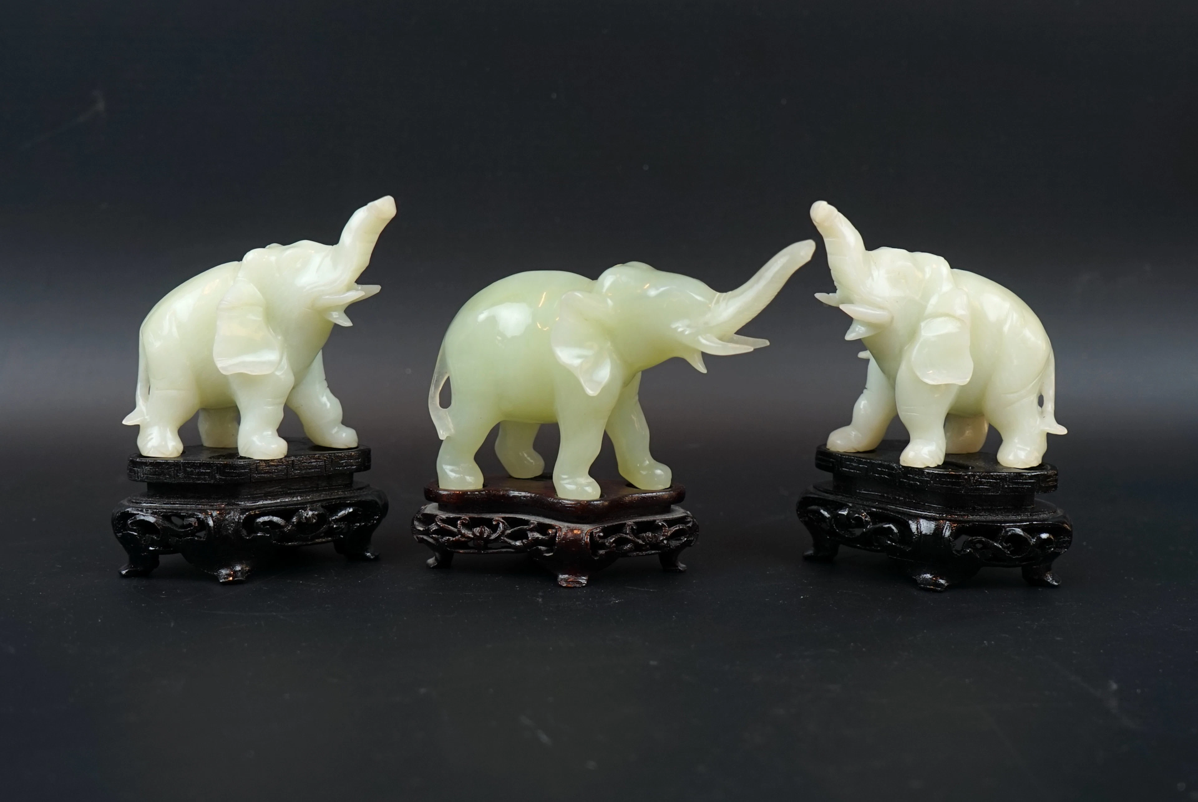 Sculture, 3 pezzi, elefanti, giada su basamento di legno, Cina, 1900.