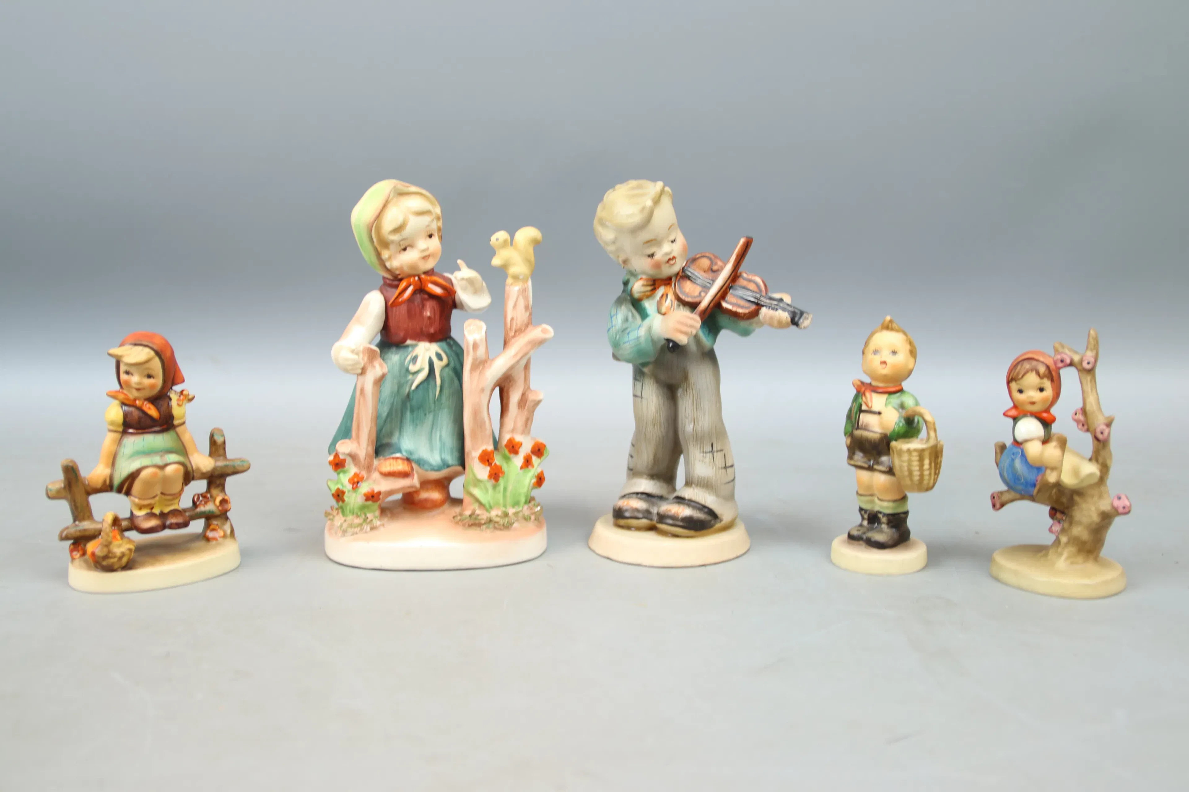 Statuine, 5 pezzi, porcellana, incluso Goebel.