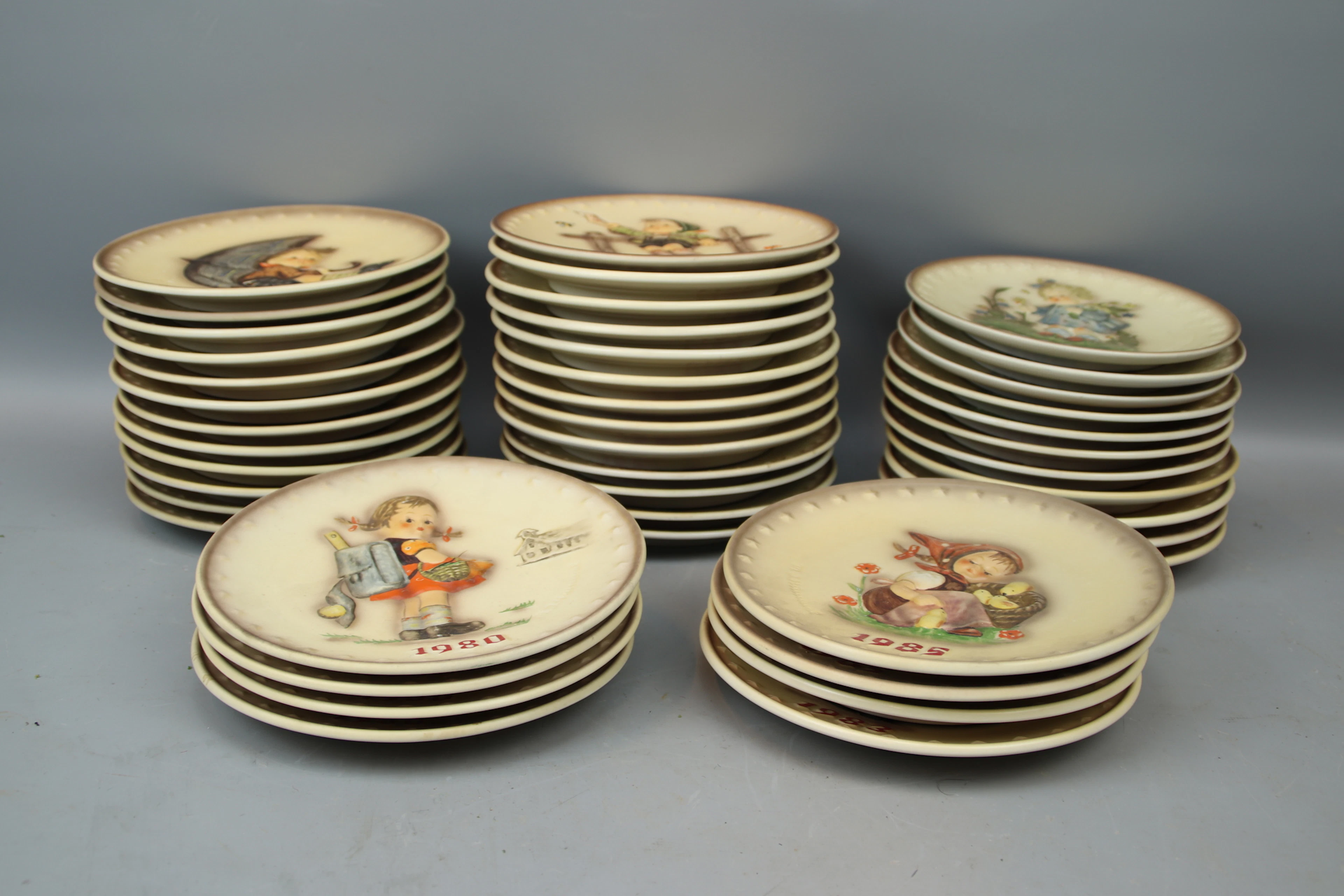 Year plates, 44 pcs, porcelain, mixed years, also duplicates, M.I. Hummel.