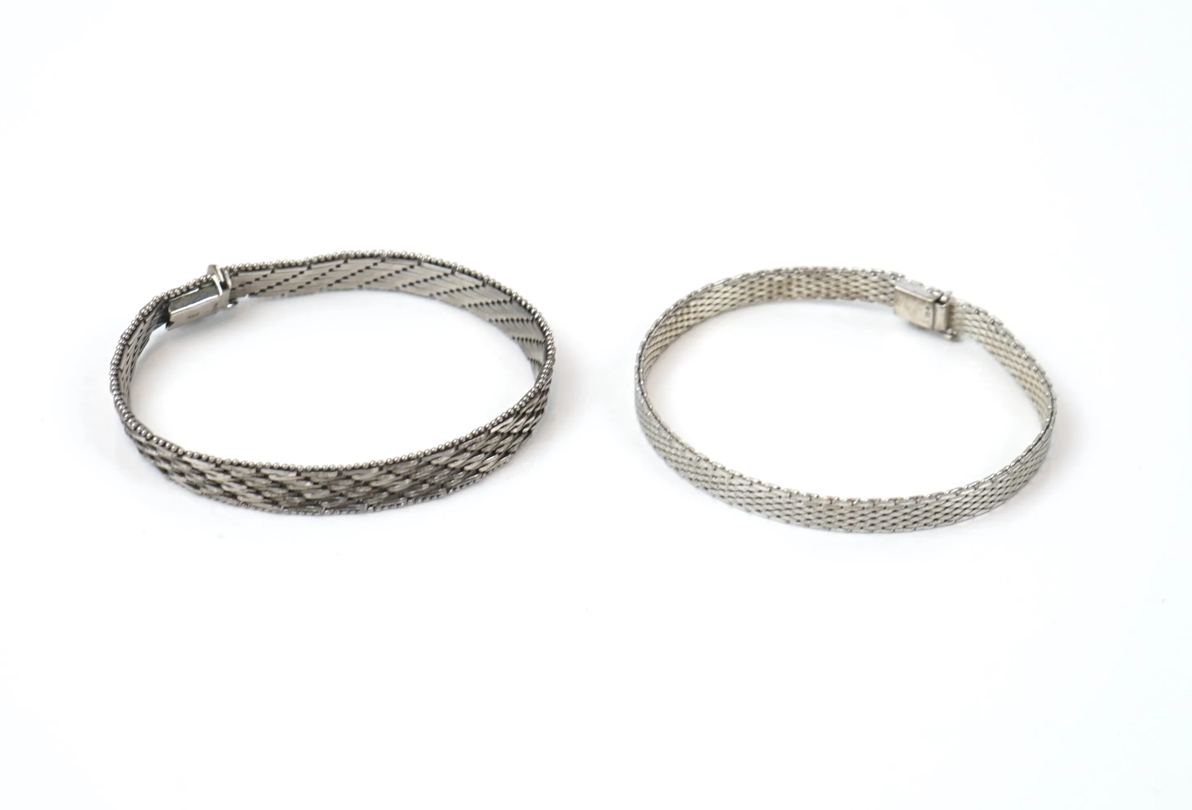 Pulseras, semirrígidas, plateadas 830-835.