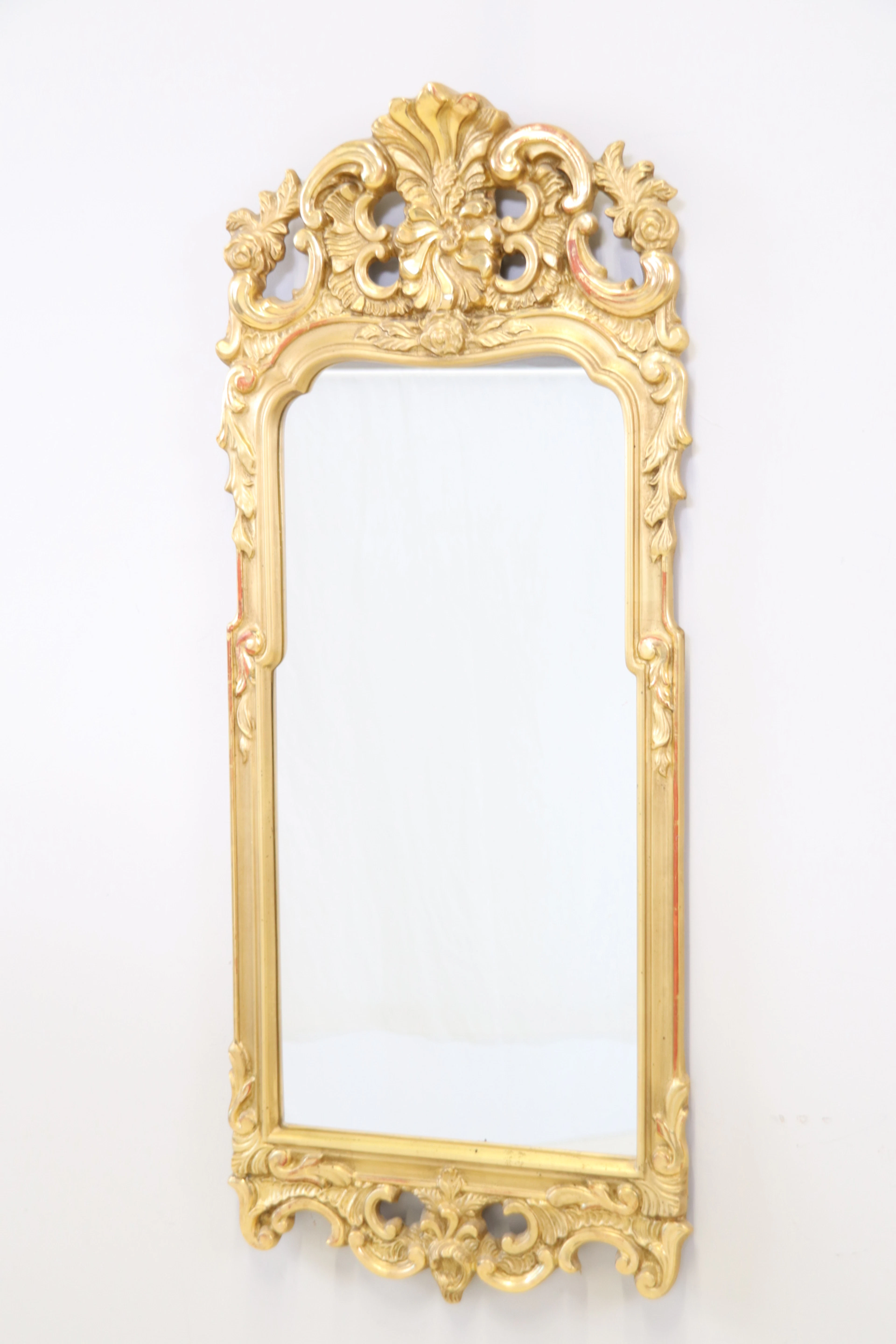Specchio, cornice dorata, stile rococò.