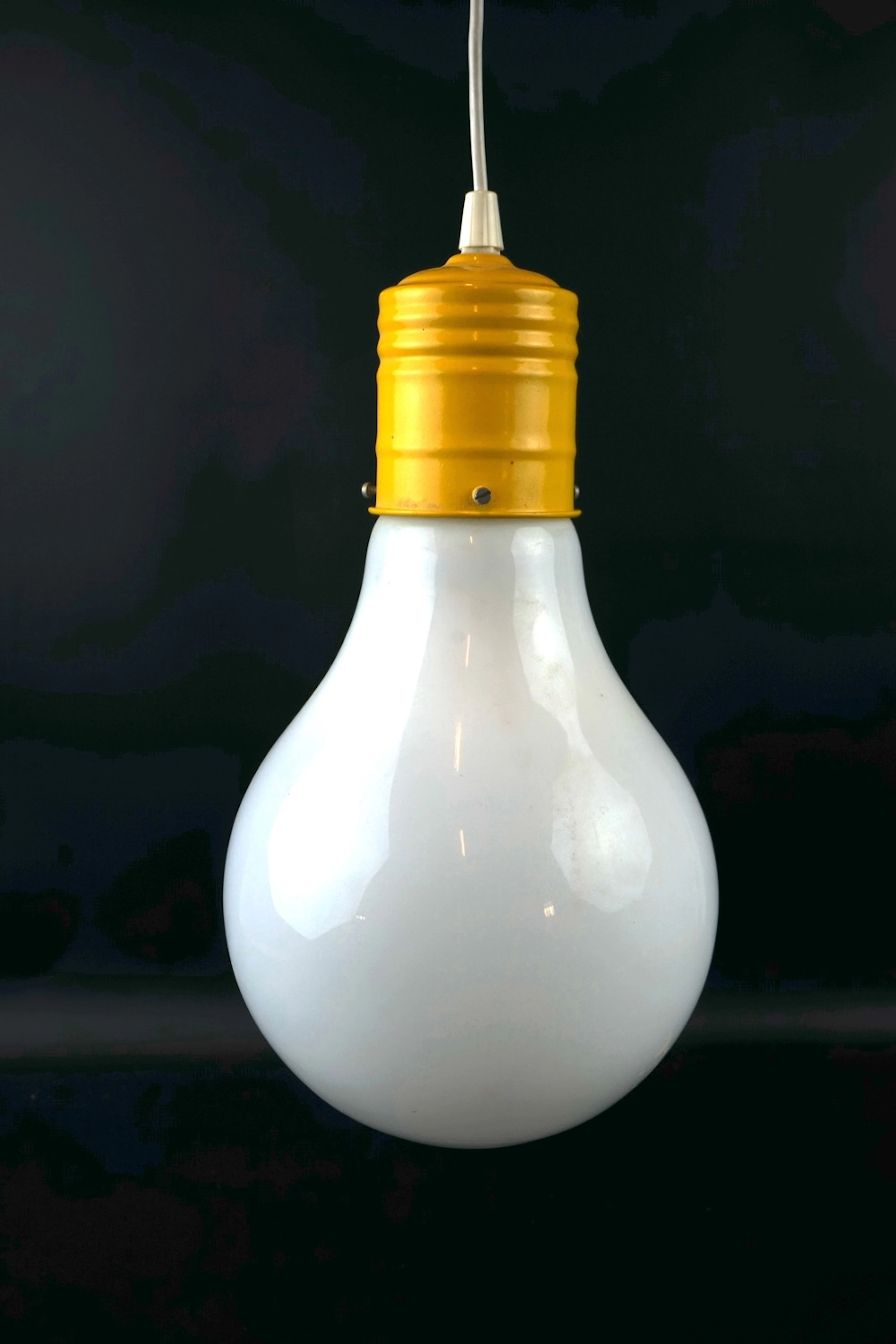 Lampada da soffitto, a forma di lampadina, cosiddetta Pop Art, anni 1960/70.