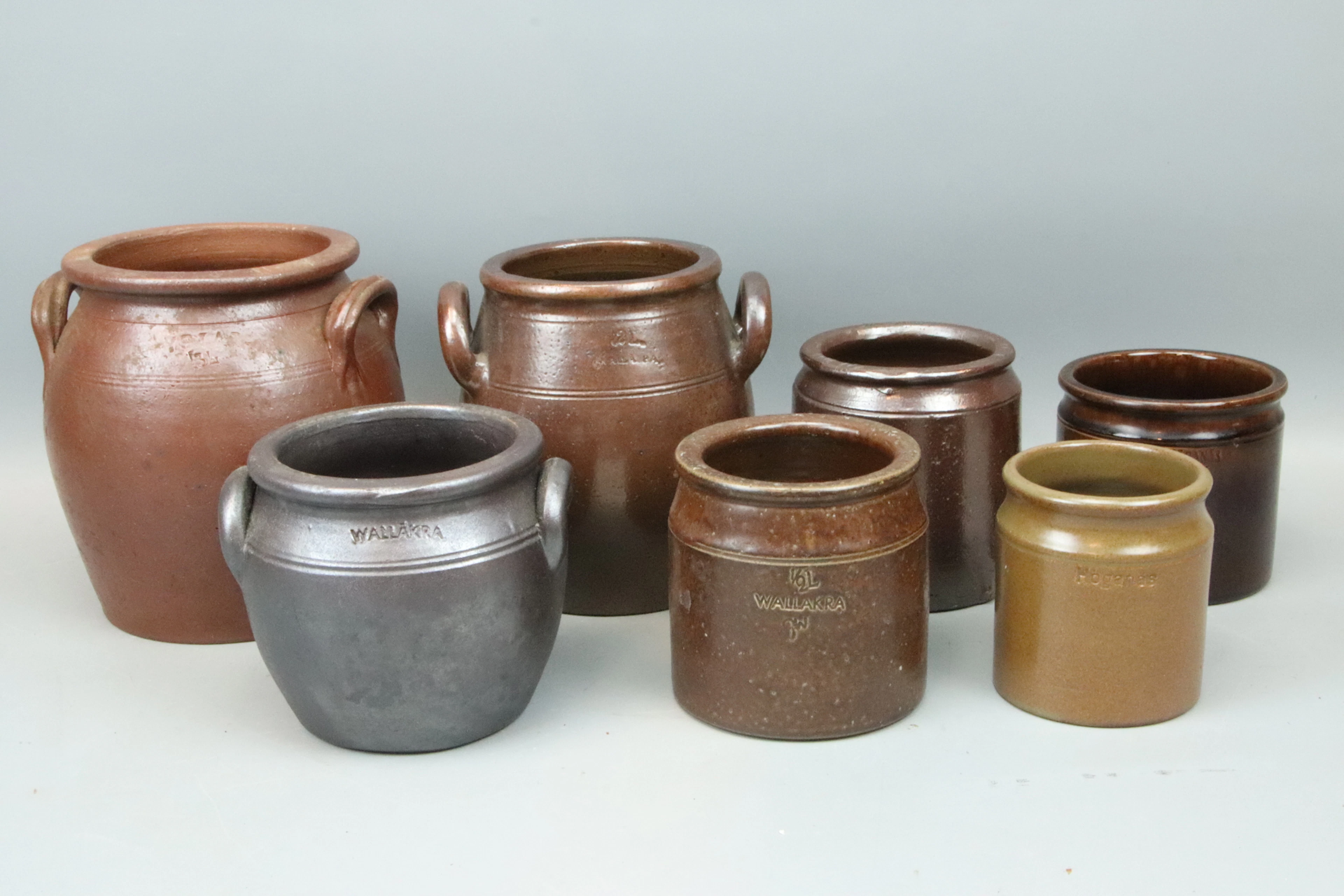Des tasses, 7 pièces, des céramiques, dont Wallåkra et Höganäs.
