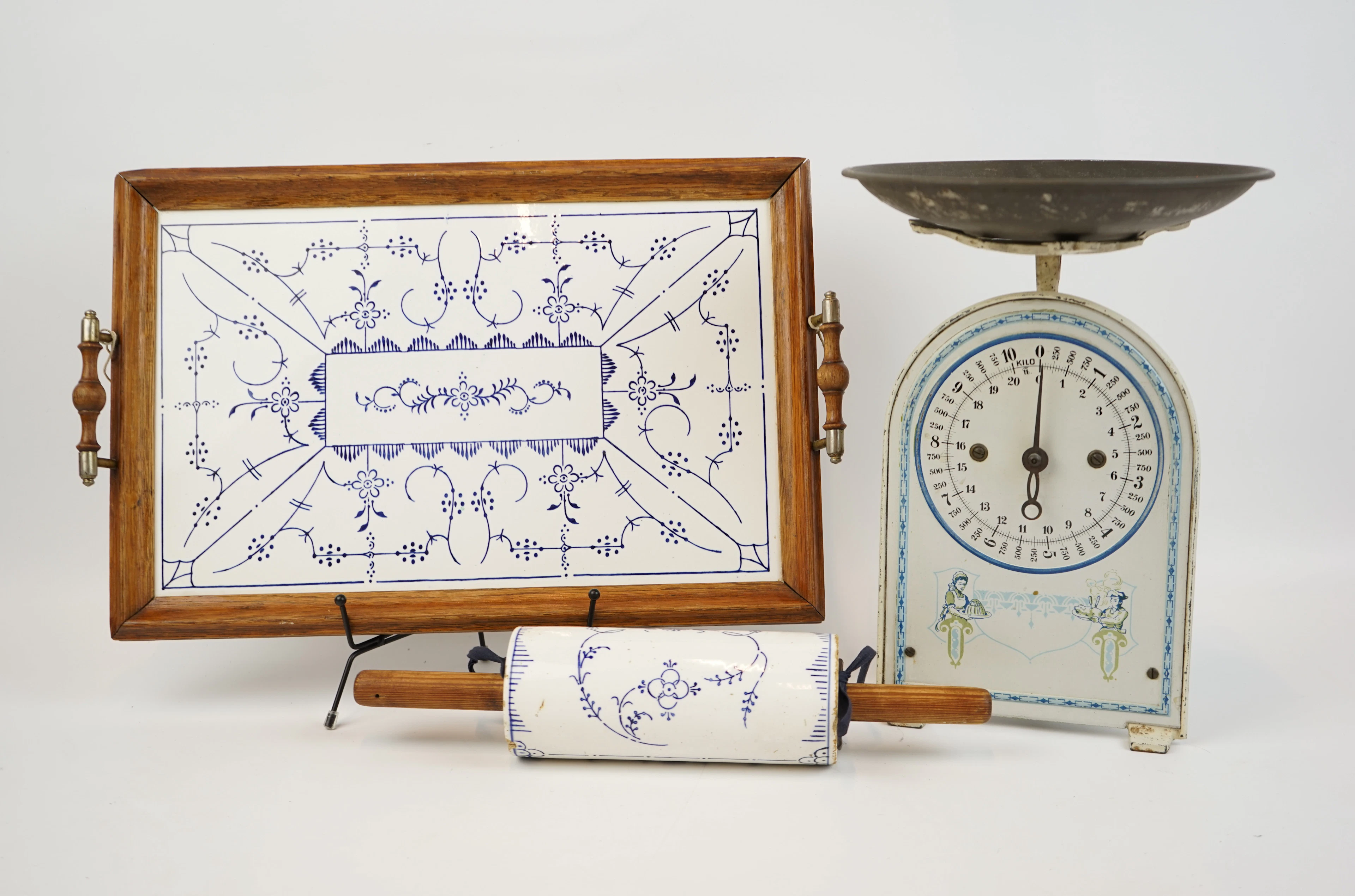 Bandeja, rodillo y báscula doméstica, madera/porcelana/metal.
