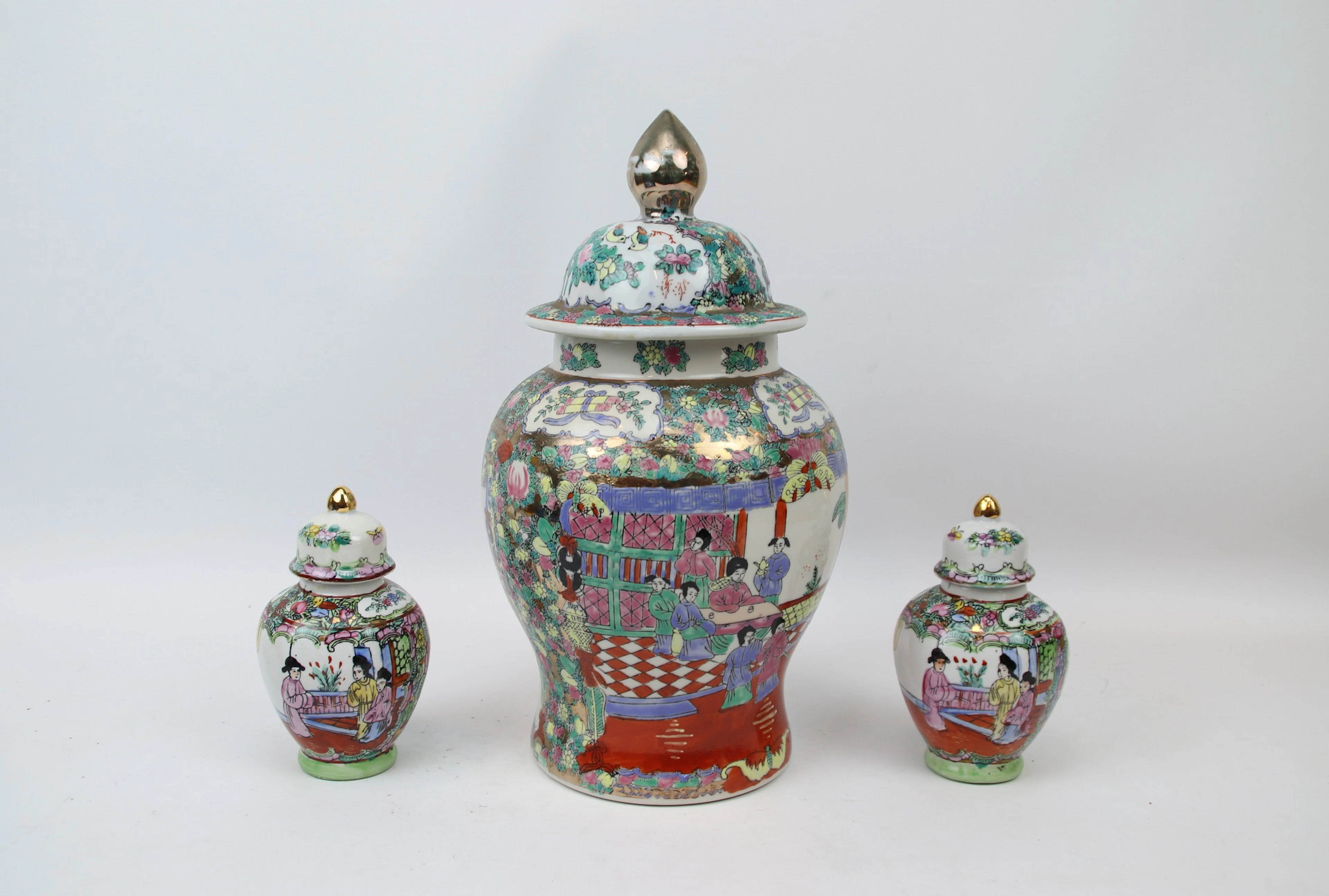 Urnas, 3 piezas, porcelana, China.