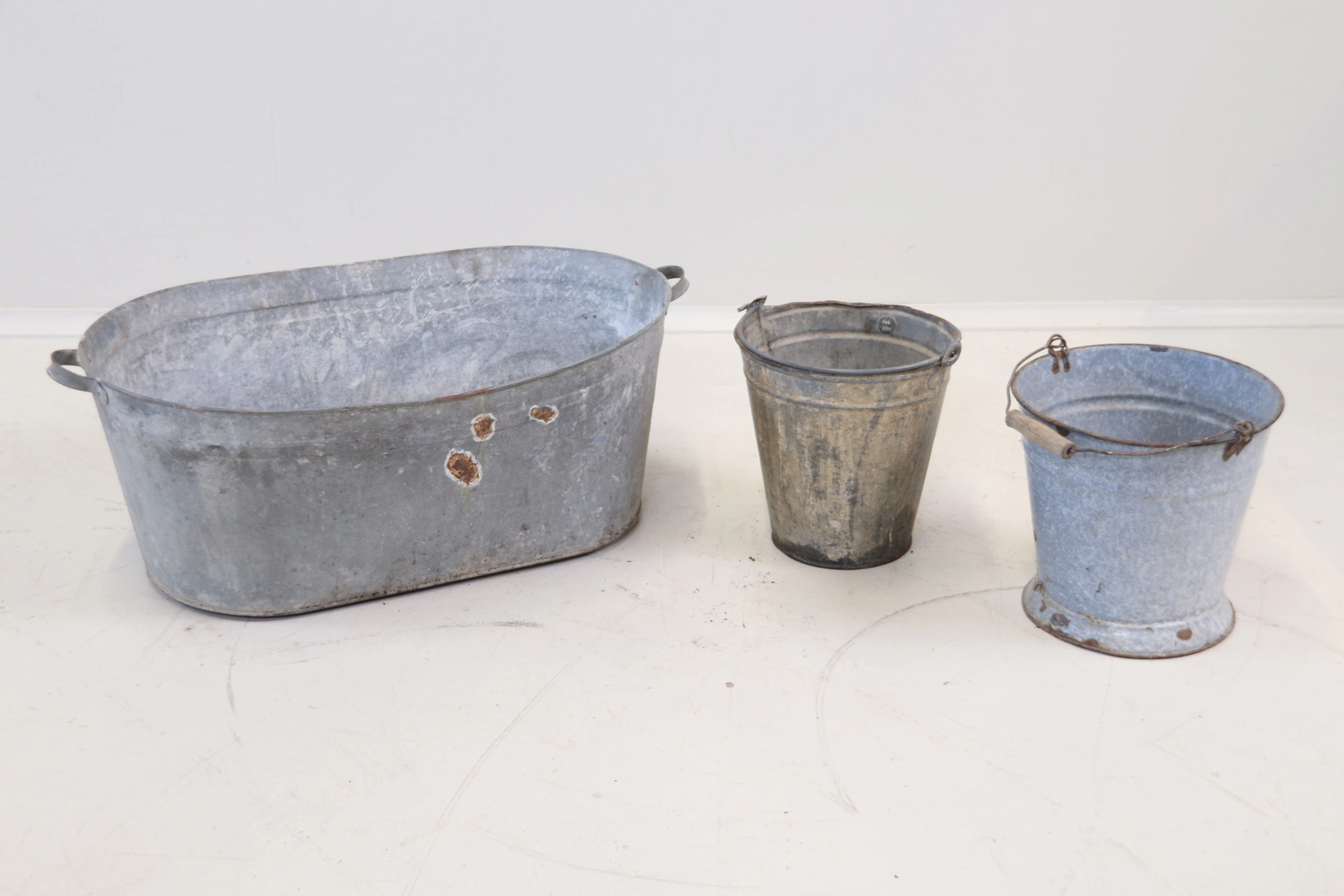 Une baignoire et des seaux, 3 pièces, du zinc.