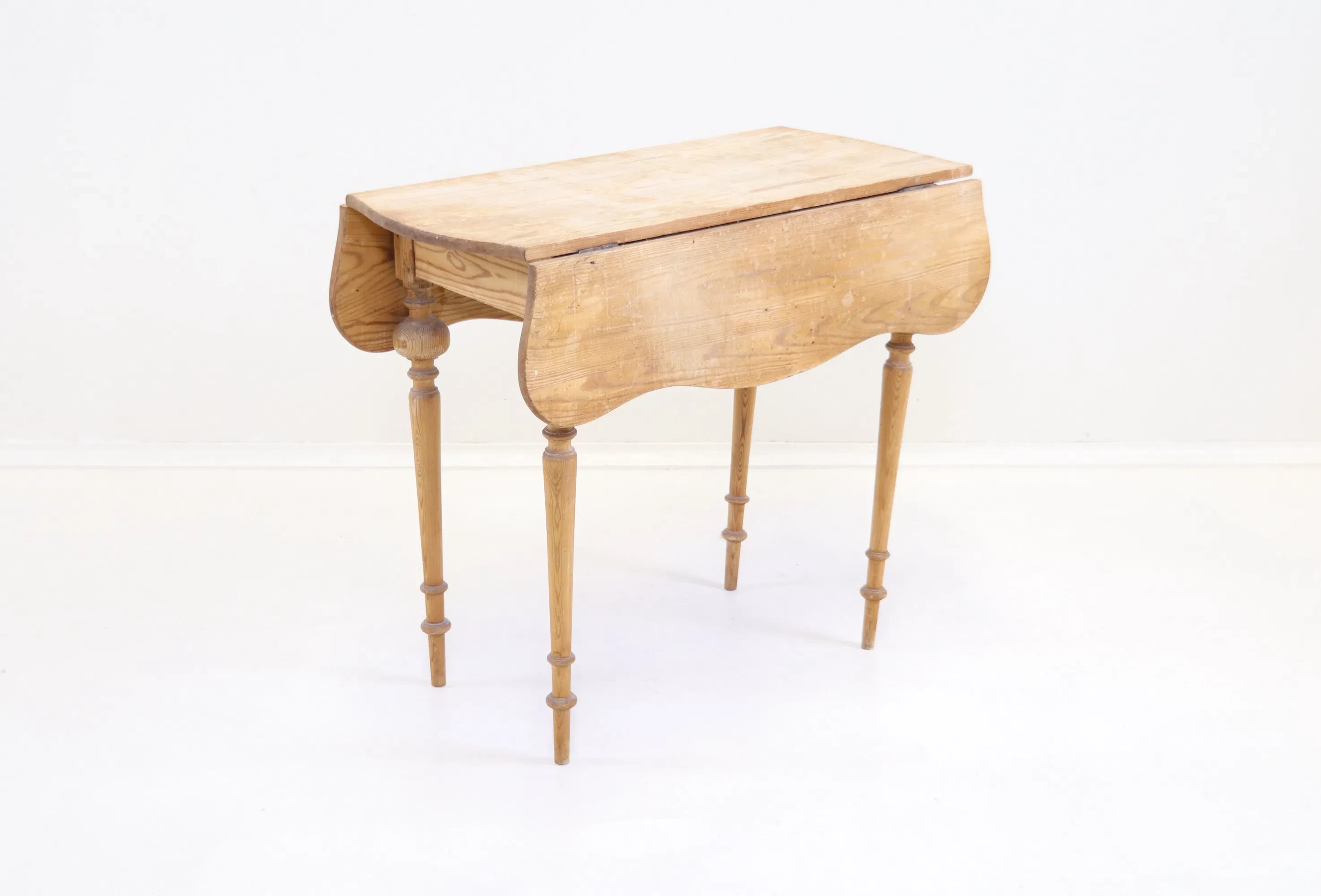 Folding table, finished pine.