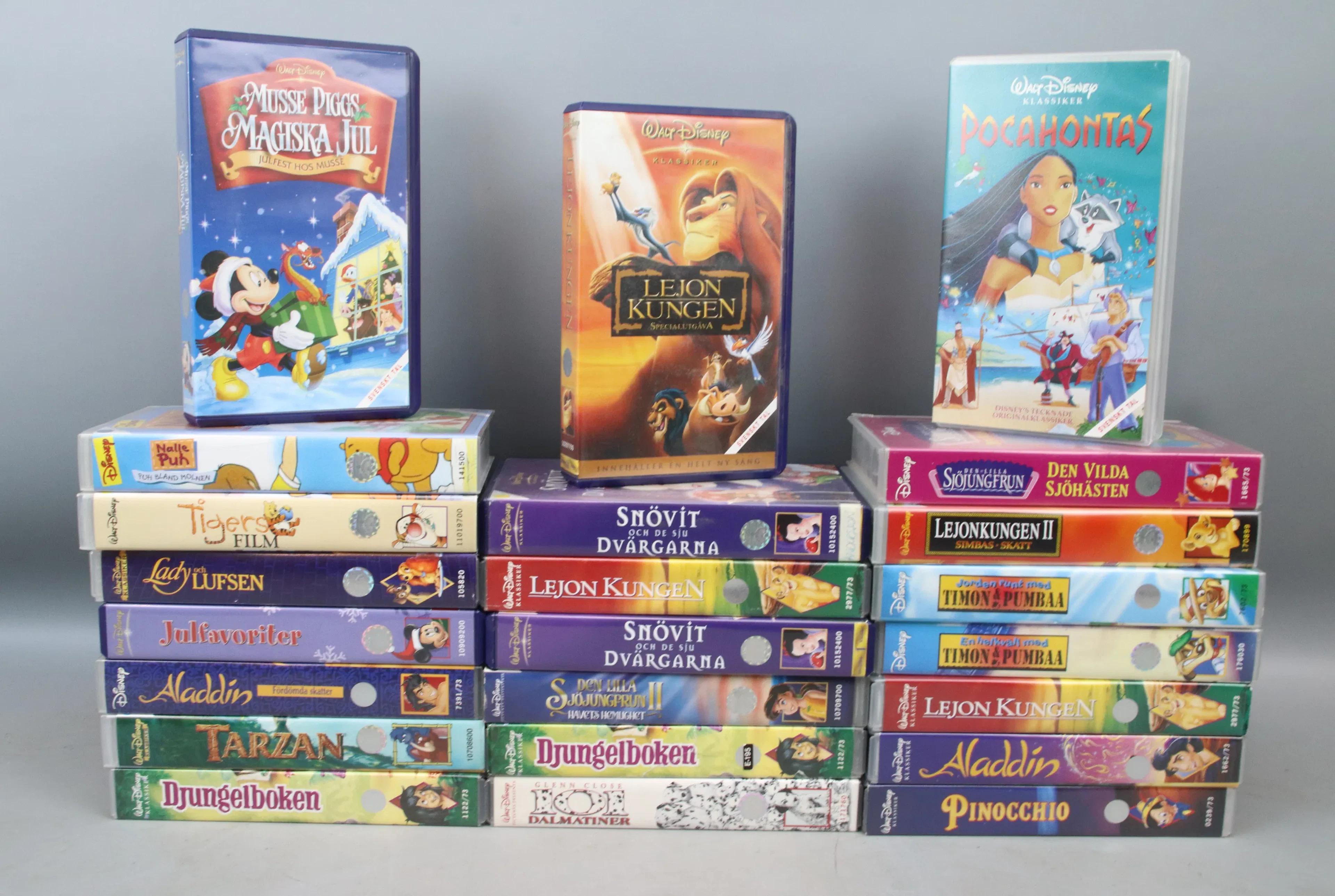 Film in VHS, 23 di essi, Walt Disney, inclusi Il Re Leone e Il Libro della Giungla.