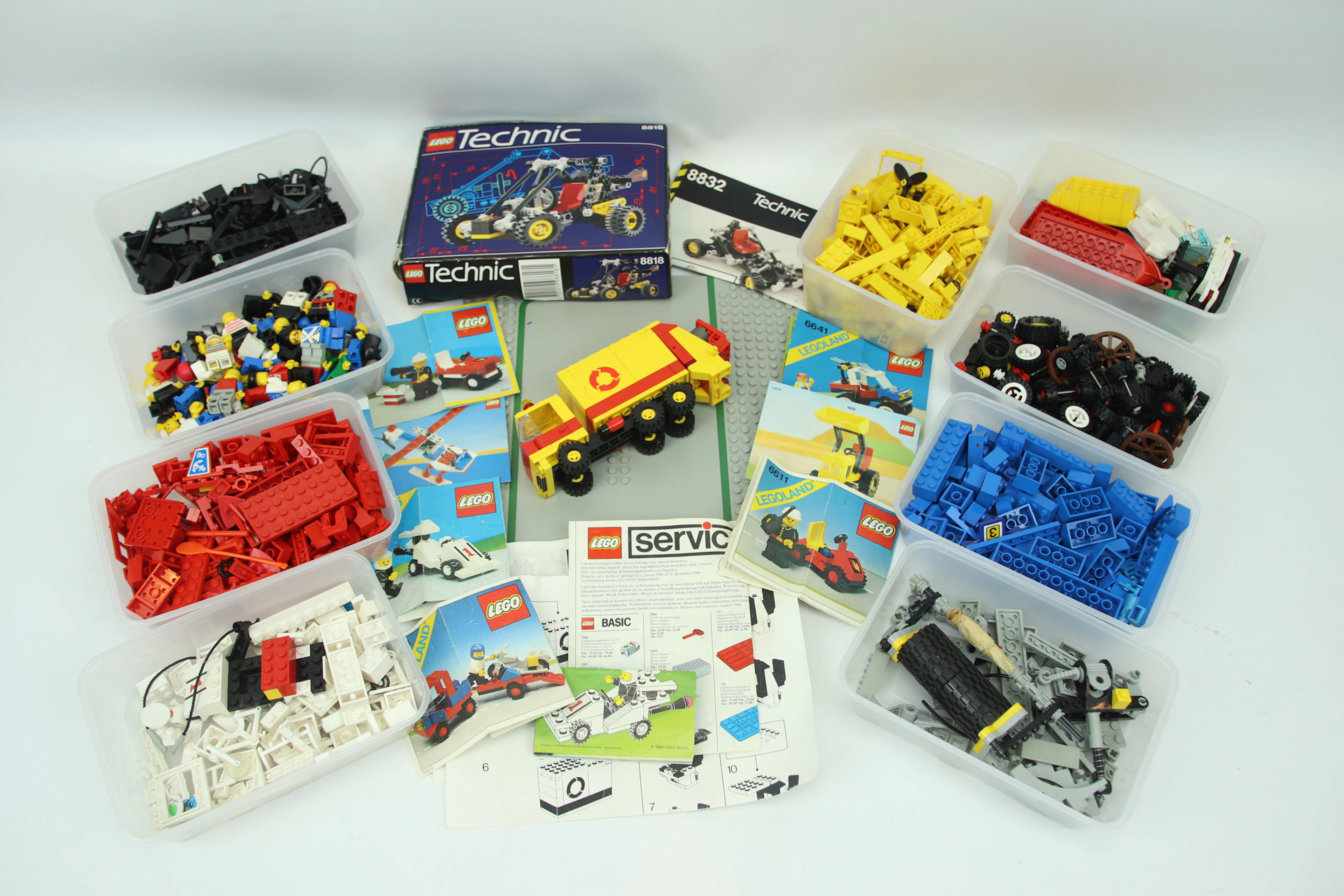 Lego, viel und Zeichnungen.