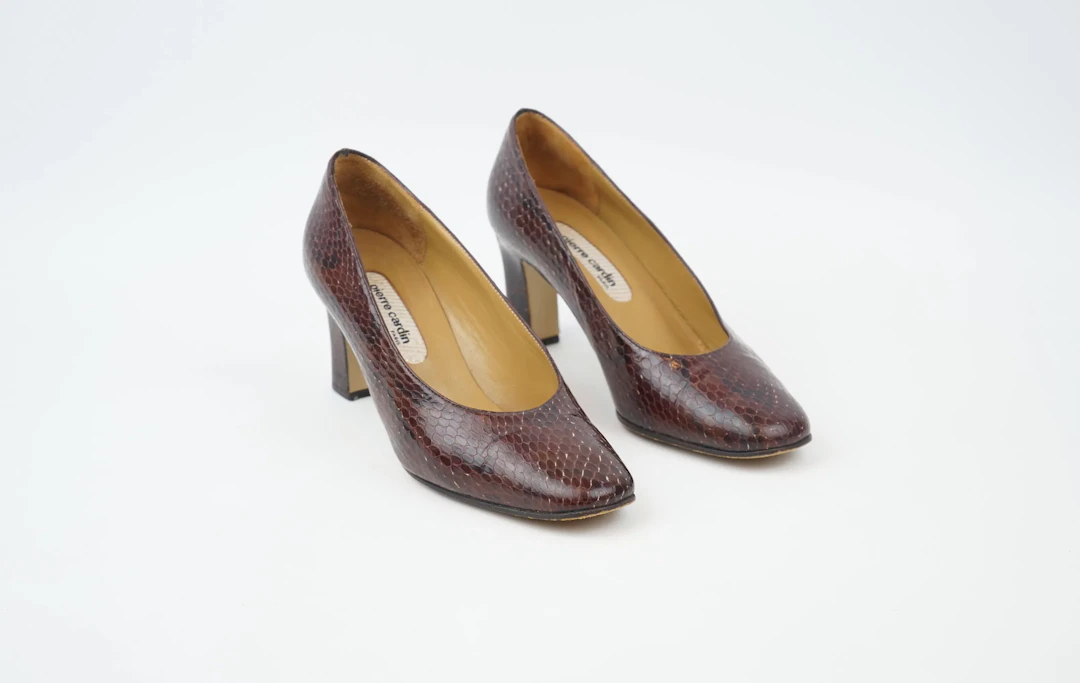 Chaussures, une paire, peau de serpent, Pierre Cardin.