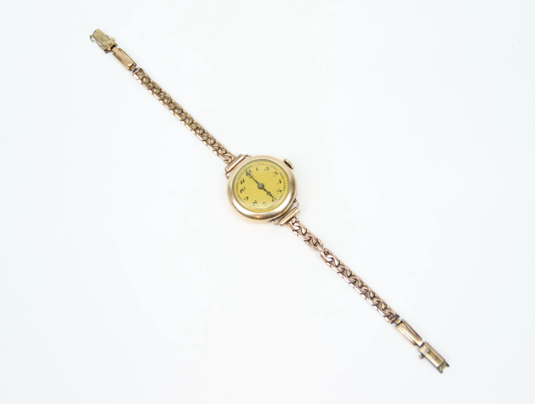 Orologio da polso da donna, doppio d'oro, manuale.