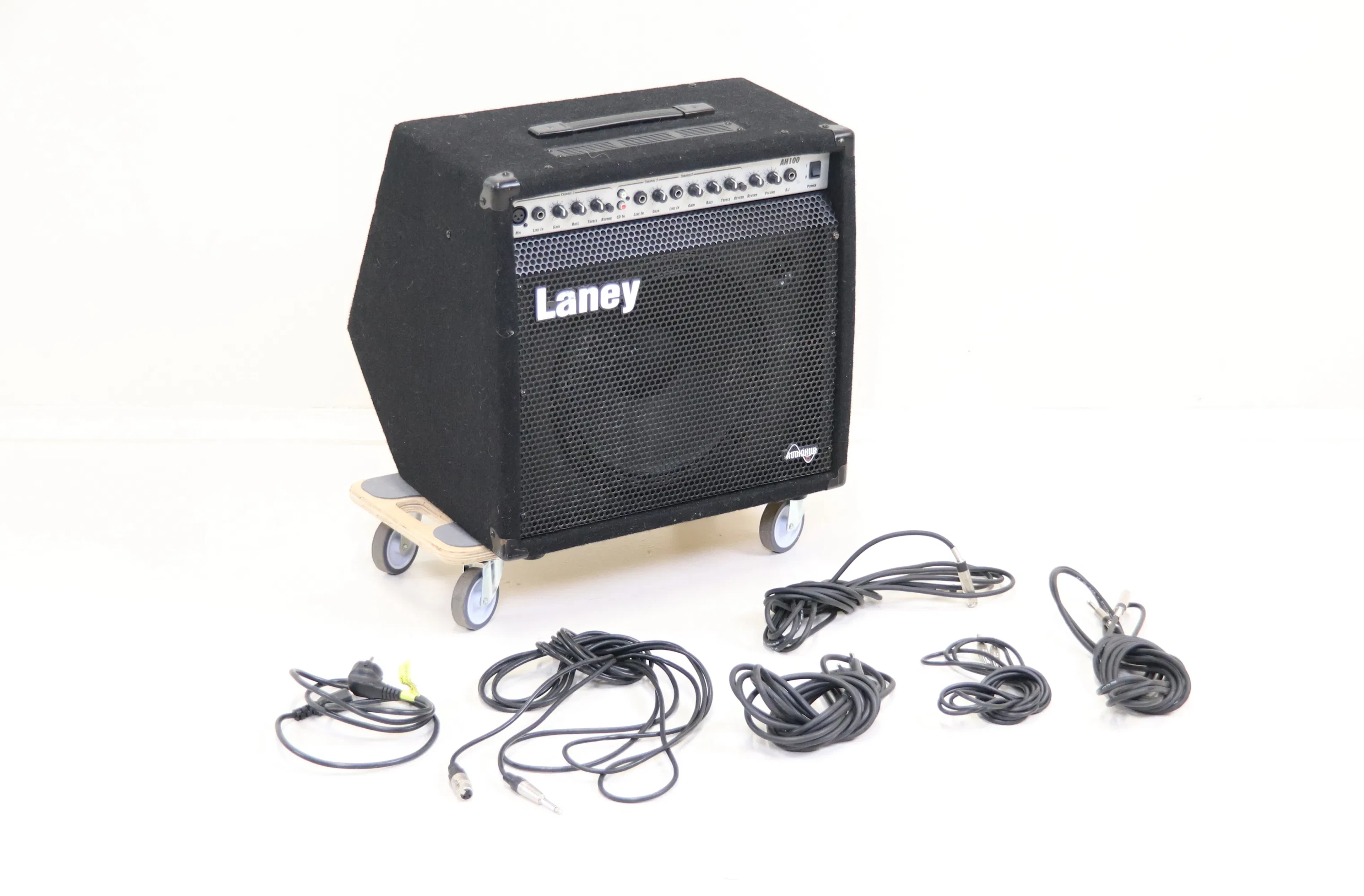 Amplificador, Laney AH100 y cables.