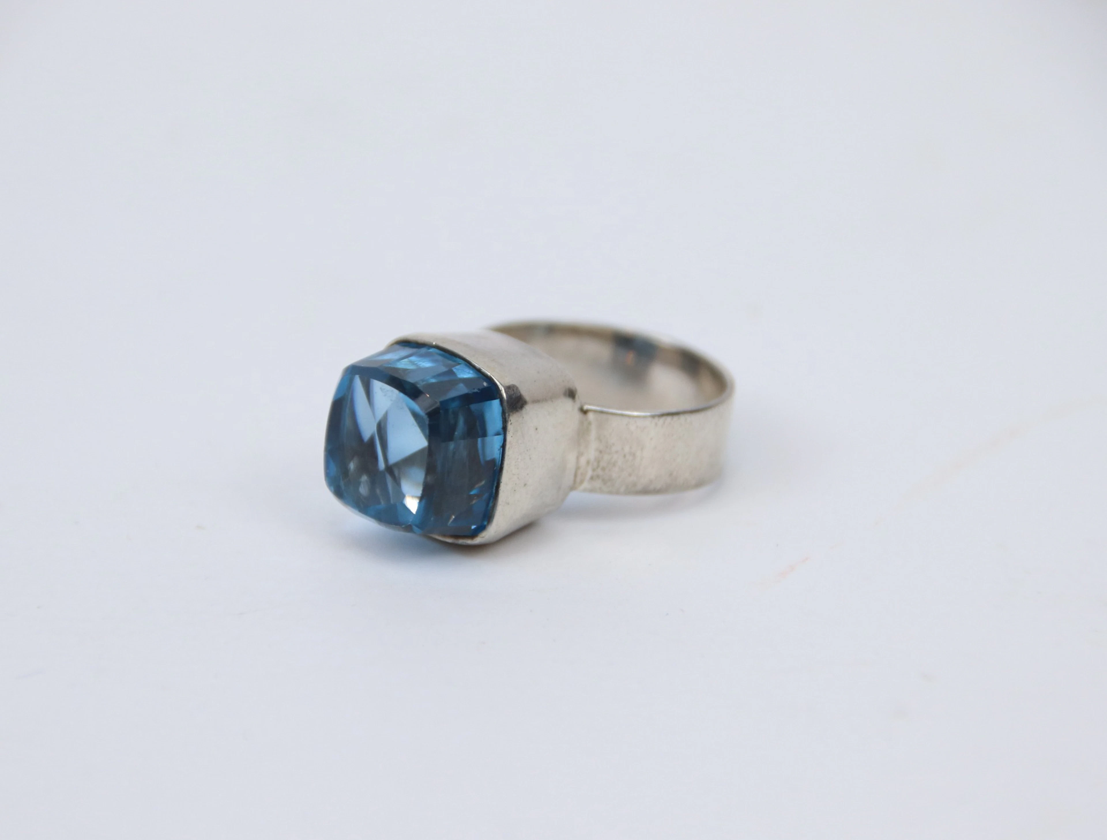 Anello cocktail, argento 835, cristallo di roccia blu.